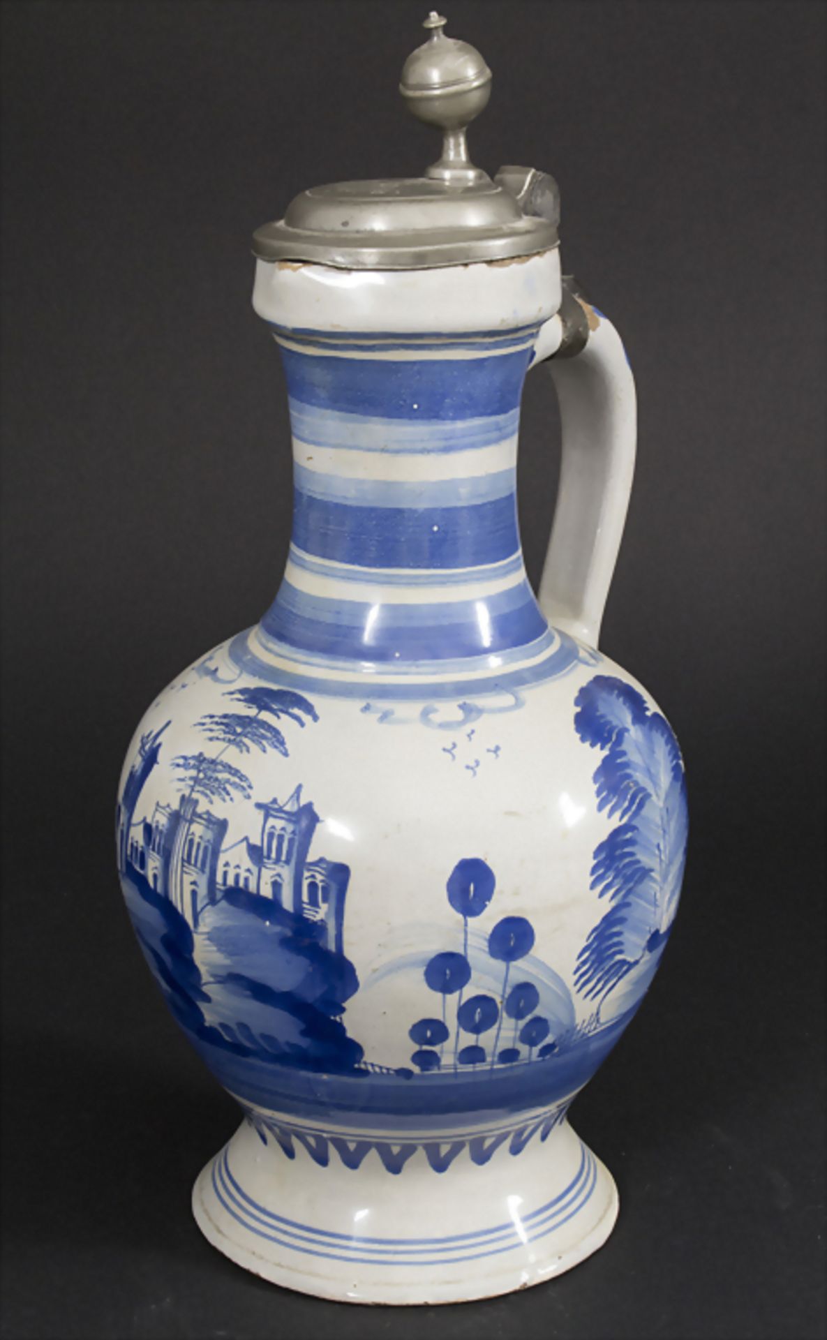 Enghalskrug / A faience narrow neck jug with tin lid, Bayreuth, um 1785Material: Fayen