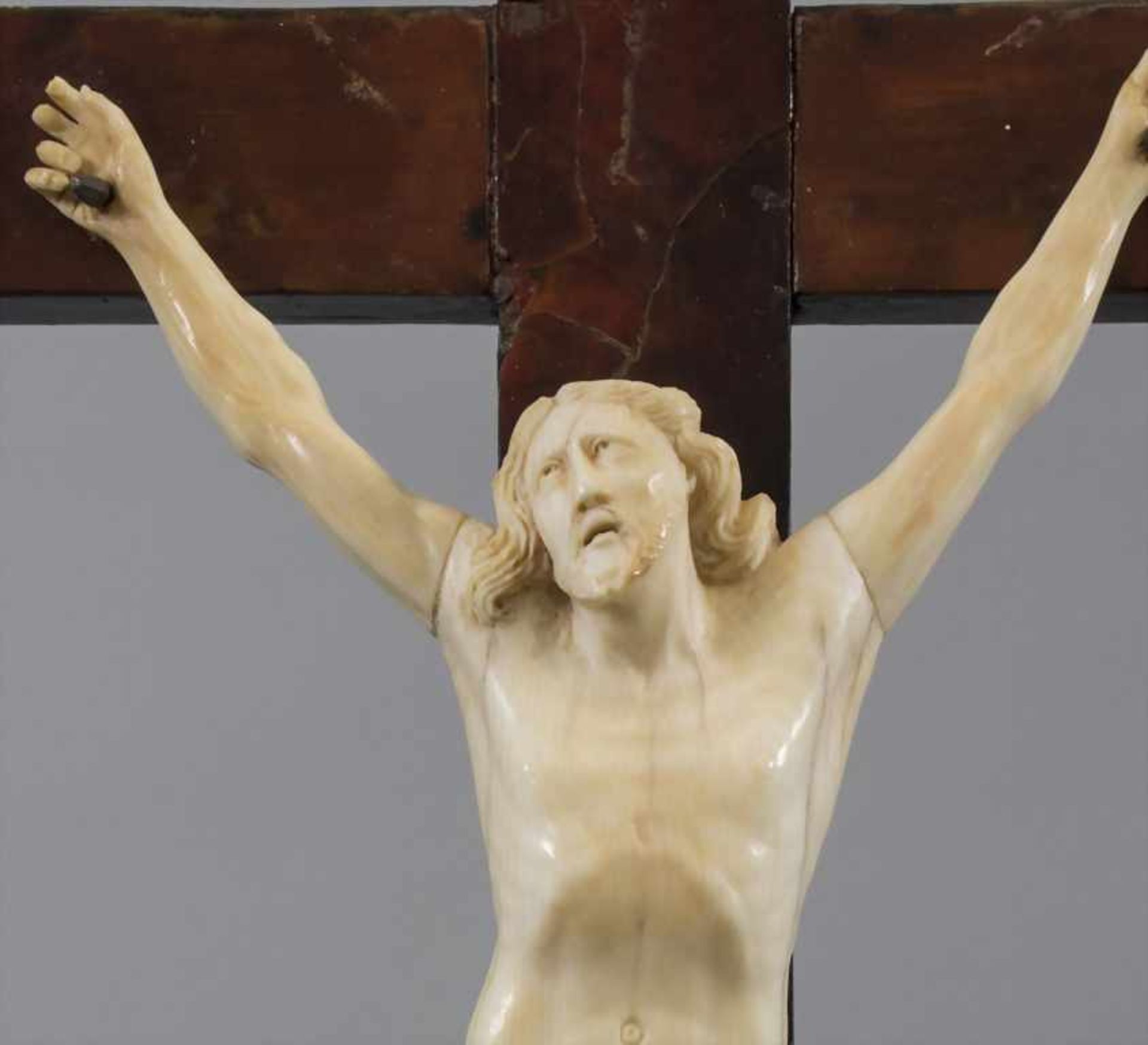 Barock Kruzifix / A Baroque crucifix, 18. Jh.Technik: Elfenbein, geschnitzt, Holzkreu - Bild 5 aus 5