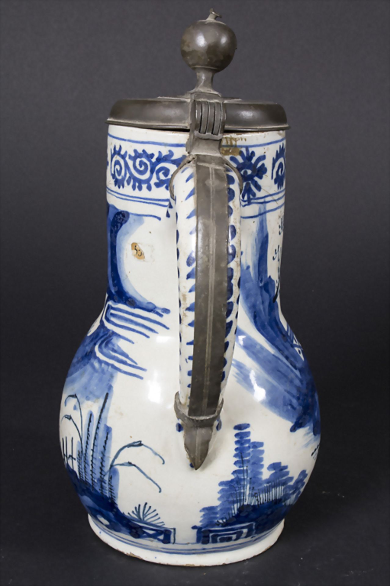 Birnkrug / A faience pear jug with tin lid, Frankfurt oder Hanau, um 1720Material: Fay - Bild 4 aus 7