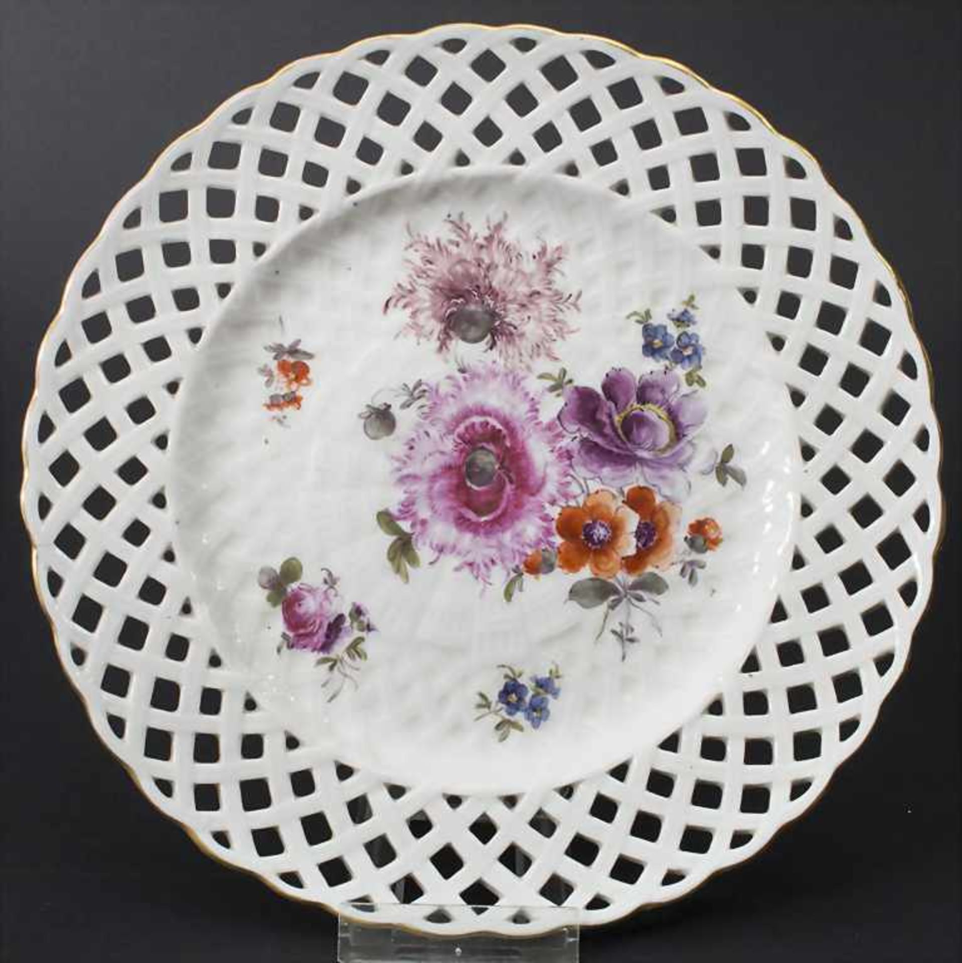 Durchbruchteller mit Blumenmalerei / An openwork plate with flowers, Carl Thieme, Potchappel, um