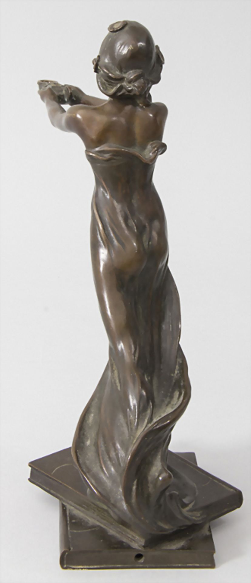 Jugendstil Bronze 'Mädchen mit Öllampe' / An Art Nouveau bronze of a young woman holding an oi - Bild 3 aus 6