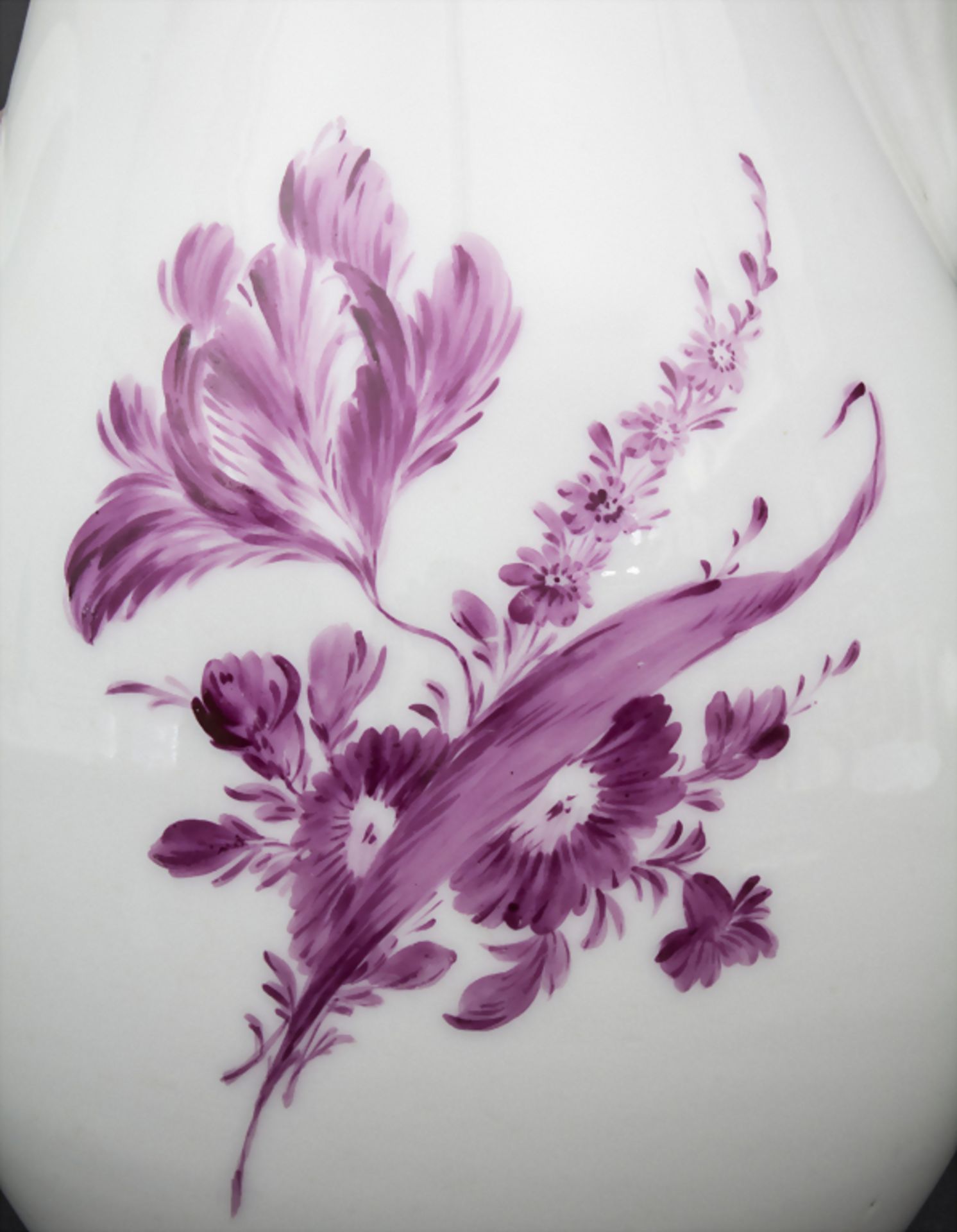 Kanne mit Blumen / A jug with Camaieu flowers, wohl Thüringen, um 1740Material: Porze - Bild 9 aus 11