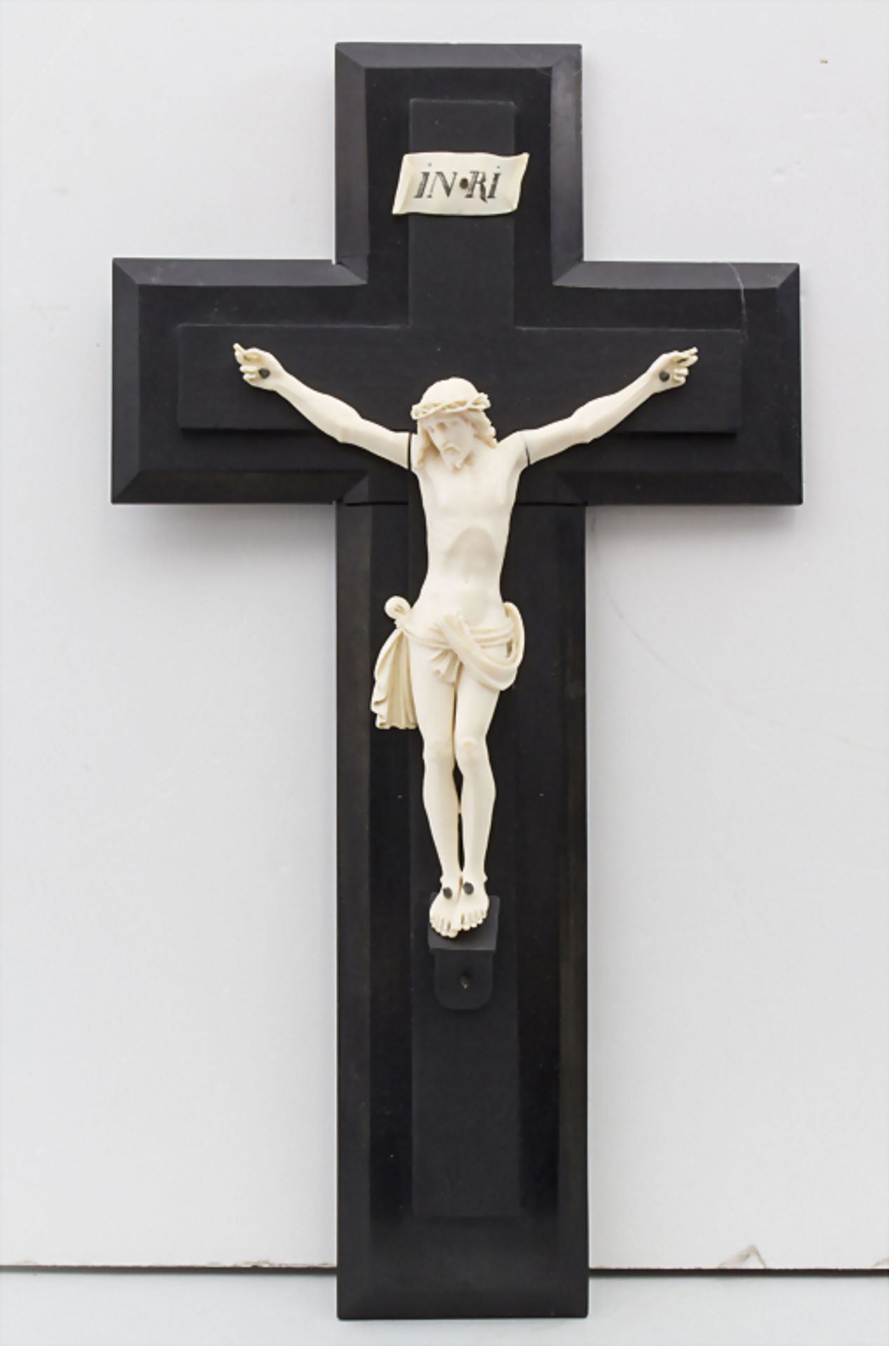 Kruzifix mit Elfenbein-Christus / A wooden/ivory crucifix, 19. Jh.Material: Elfenbein-