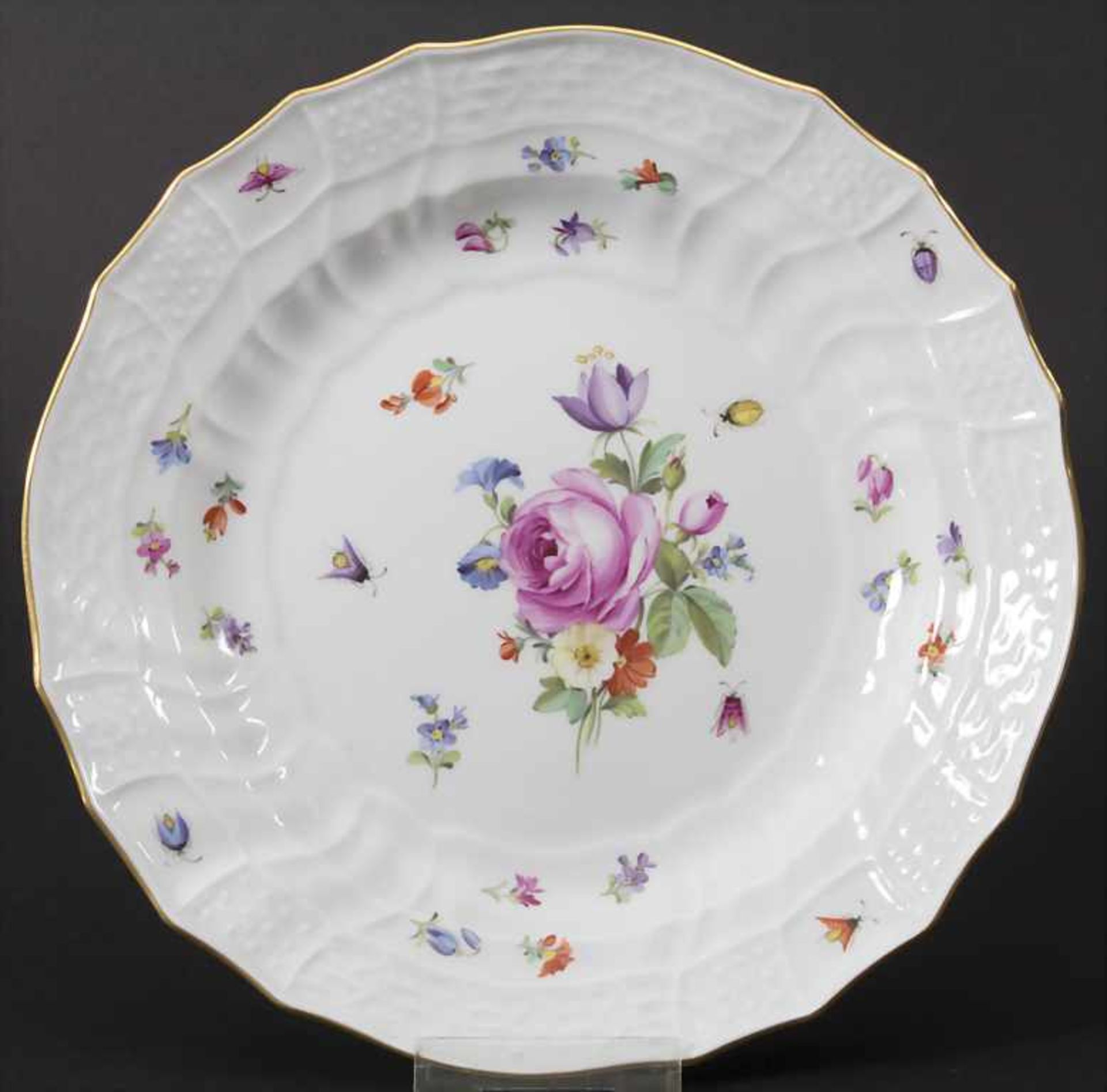 Teller mit Blumen und Insekten / A plate with flowers and insects, Meissen, um 1860Mat