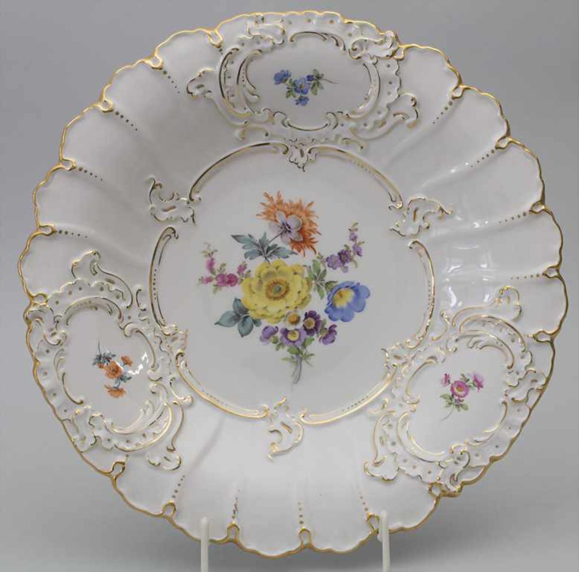 Große Prunkplatte / A large serving platter, Meissen, 20. Jh.Material: Porzellan, pol