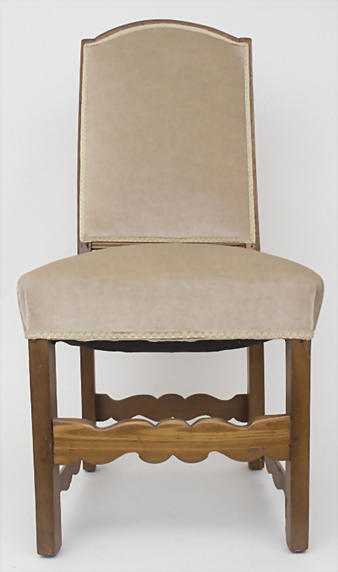 Stuhl mit Veloursbezug / A chair with velour coverMaterial: Holz, Sprungfederpolsterun