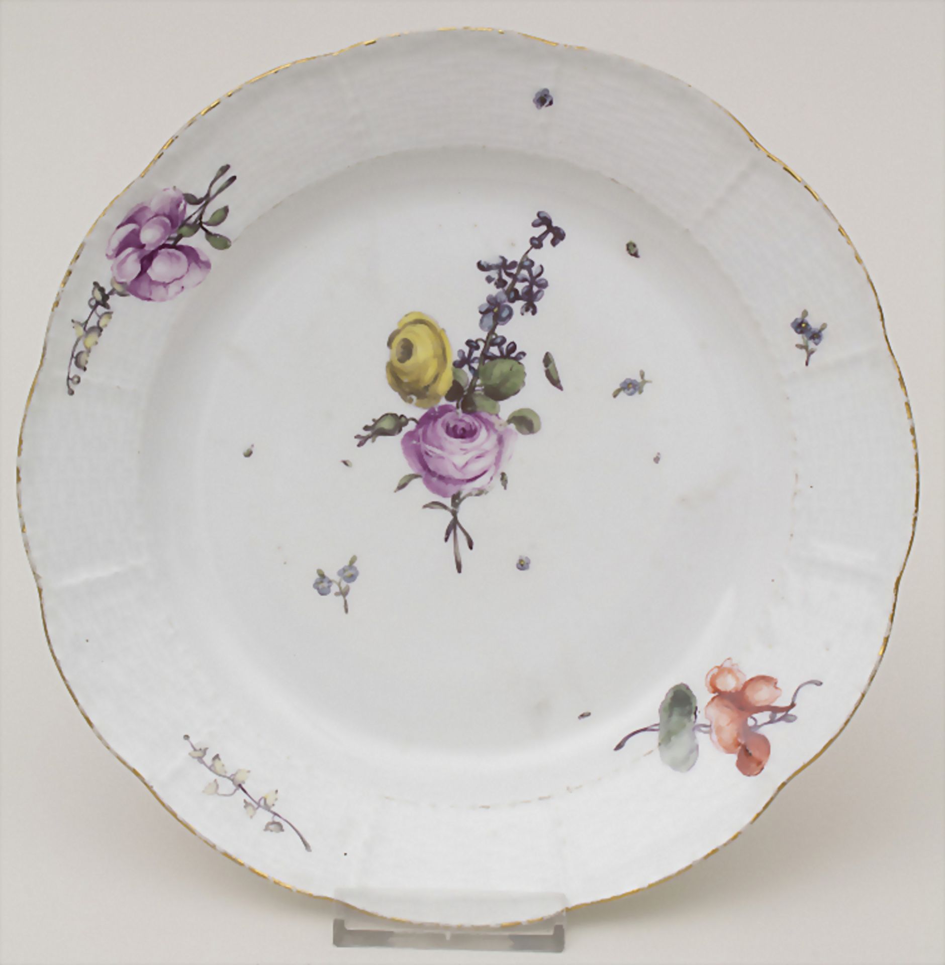 Teller / A plate, Meissen, um 1750Material: flacher Porzellan Teller, Korbreliefrand m