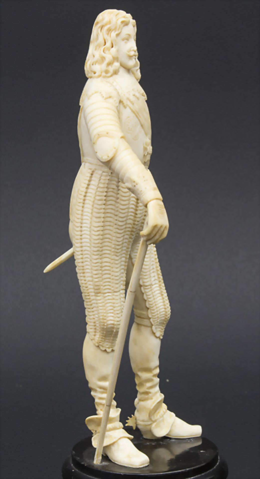 Stehender Ritter / An ivory sculpture of a knight, deutsch, 19. Jh.Material: Elfenbein - Bild 3 aus 5