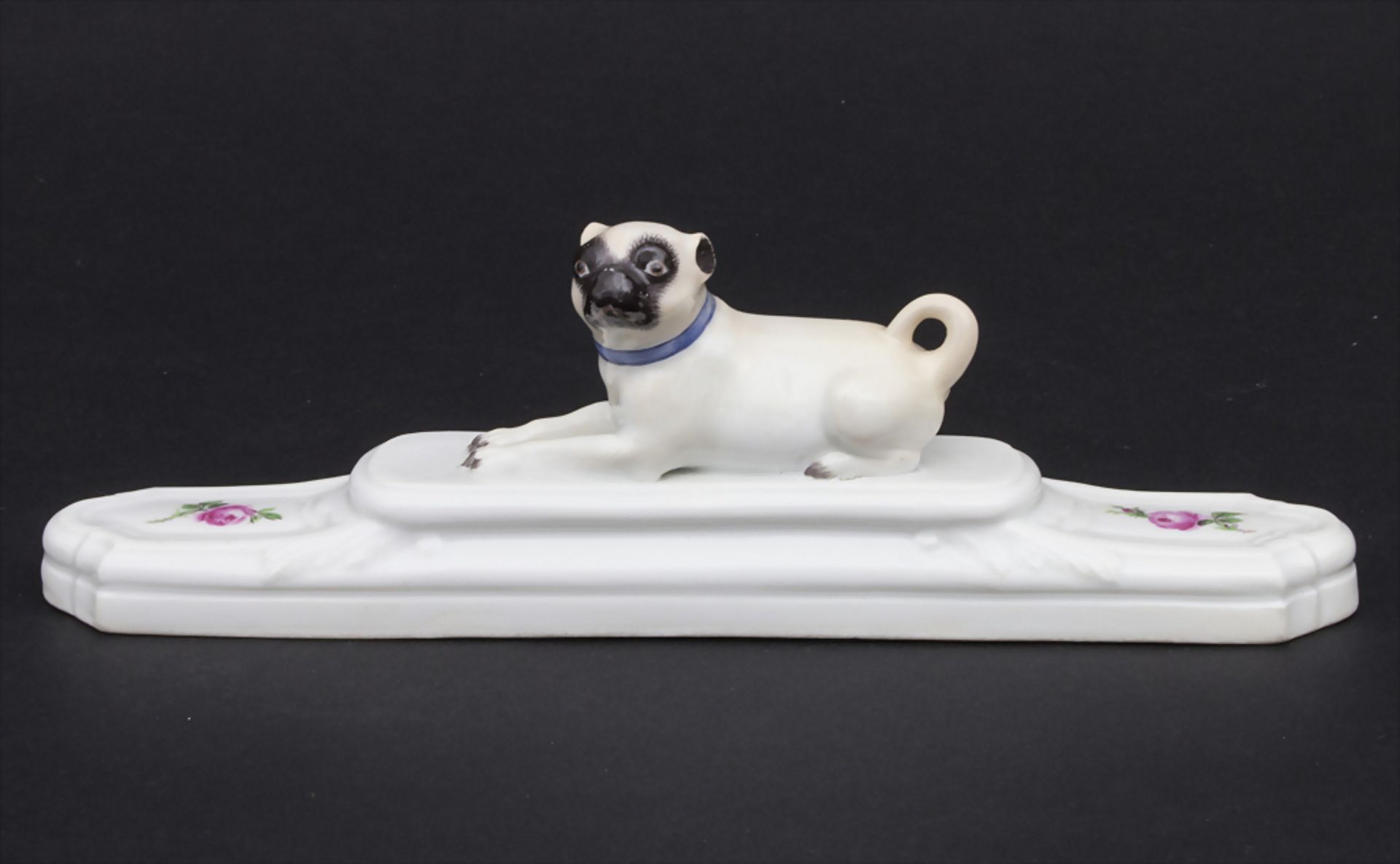 Briefbeschwerer mit Mops / A paperweight with a pug dog, Meissen, Mitte 19. Jh.Materia