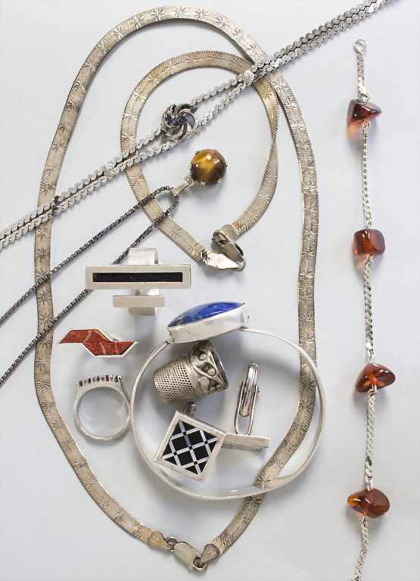 Konvolut Silberschmuck / A set of silver jewelleryBestehend aus: 1 Halskette mit passe