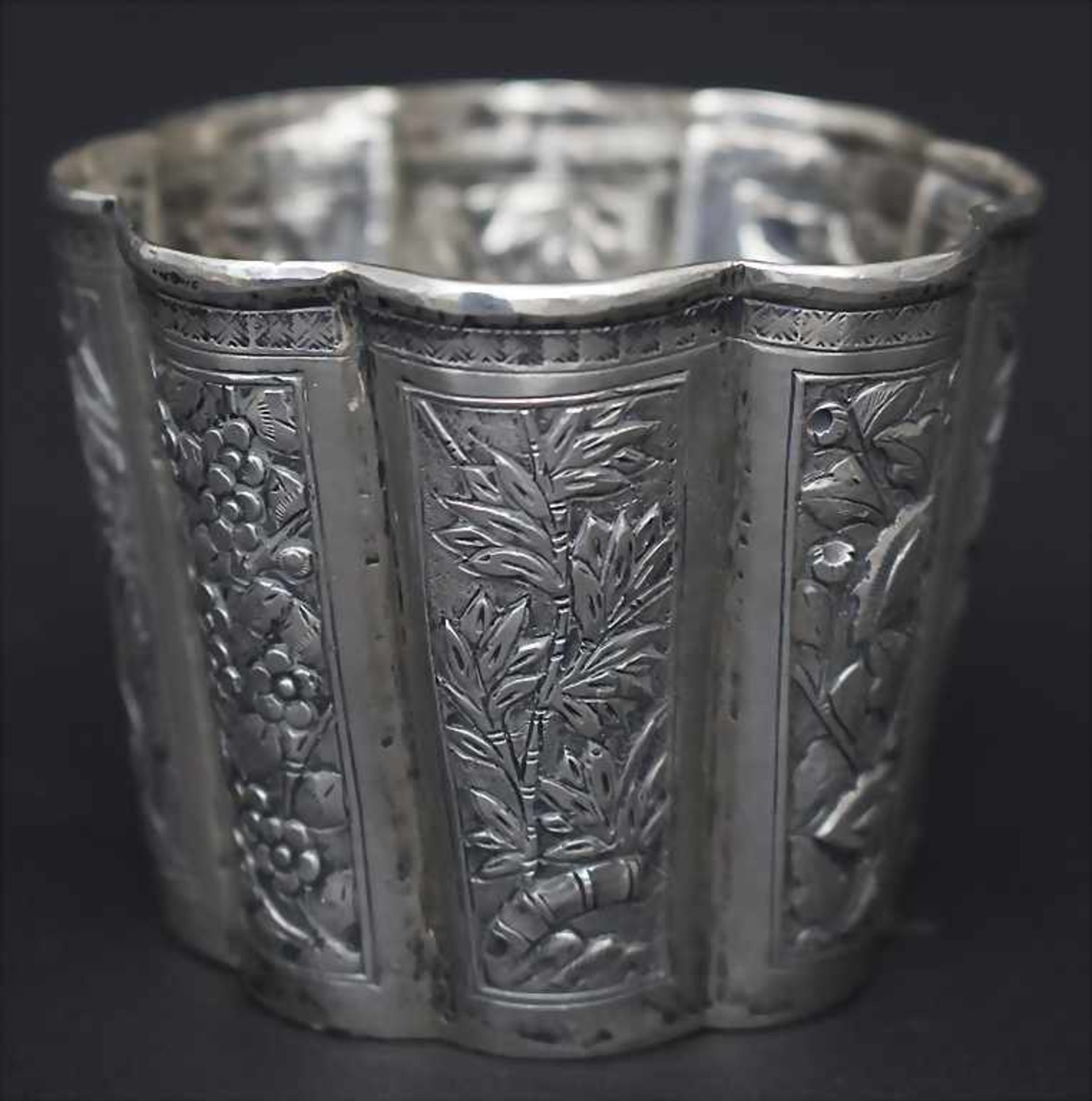 Achtpassiger Becher / A Chinese export silver beaker, wohl Bao Ying, Canton, China, um 1900< - Bild 4 aus 7