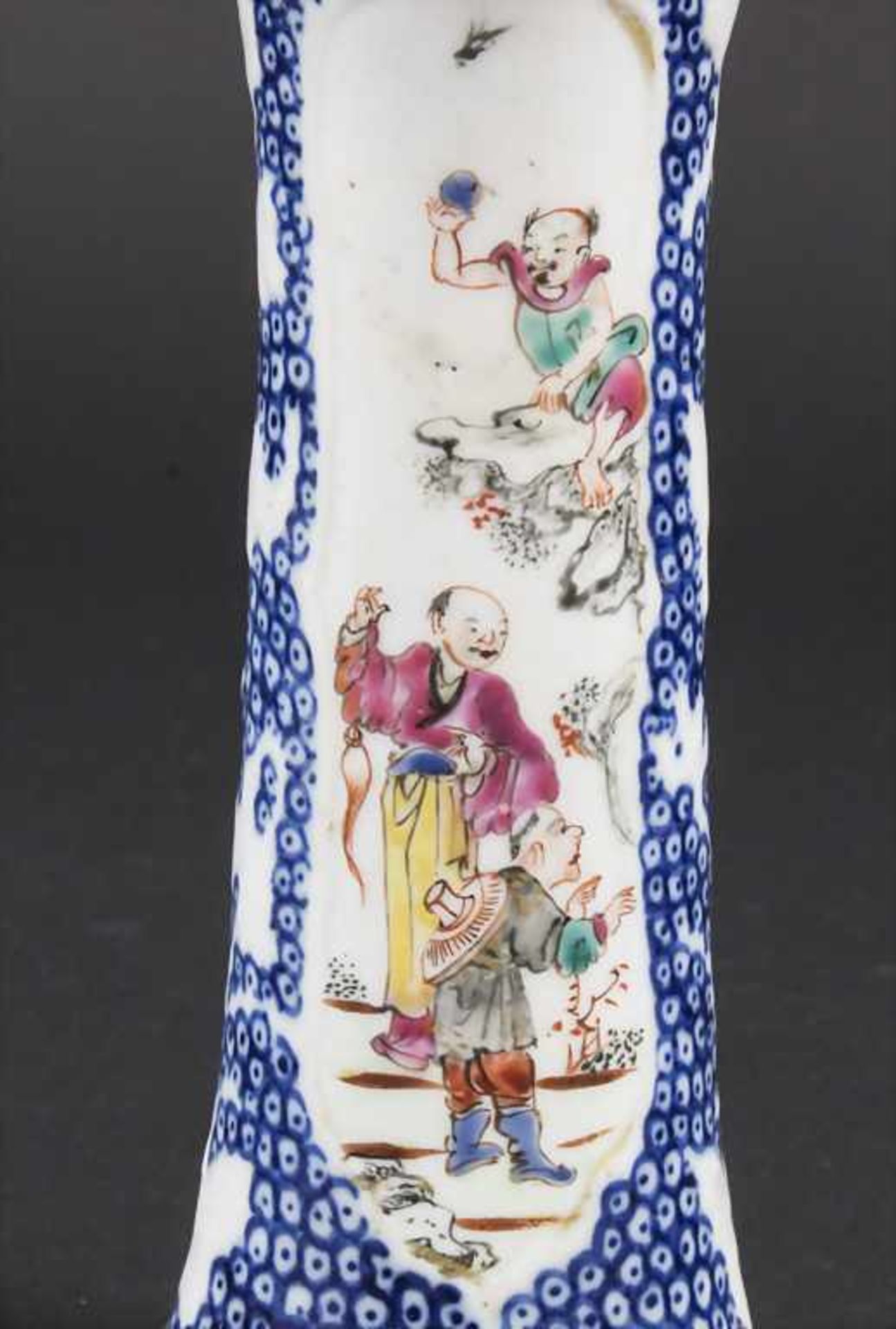 Ziervase / A decorative porcelain vase, China, Qing Dynastie (1644-1911), 18. Jh.Mater - Image 7 of 9