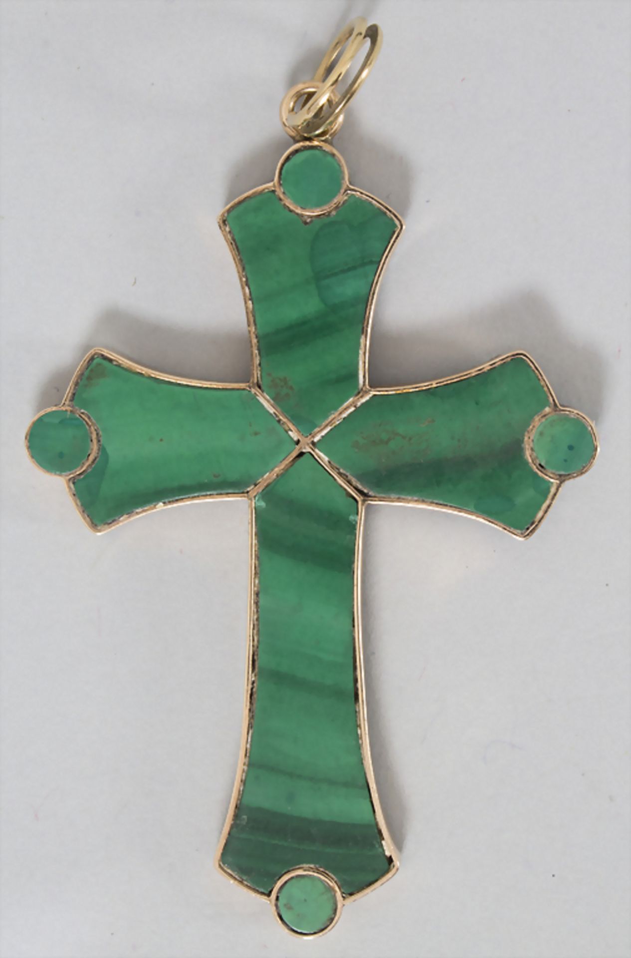 Malachit/Gold Kreuz Anhänger / A malachite/gold cross pendant, um 1900Material: Malac - Image 2 of 2