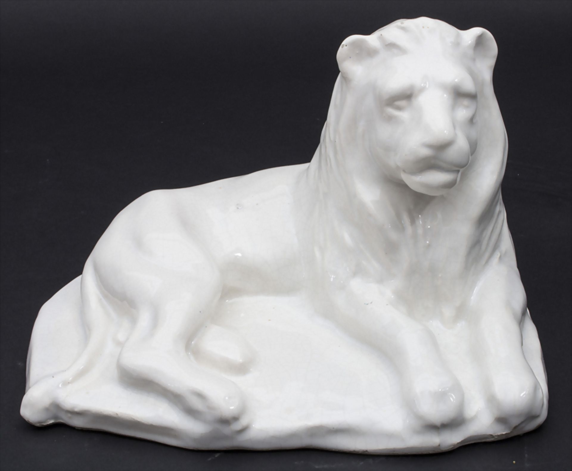 Fayence Skulptur 'Ruhender Löwe' / A faience sculpture of a resting lion, Baden-Baden, 1. Hälf