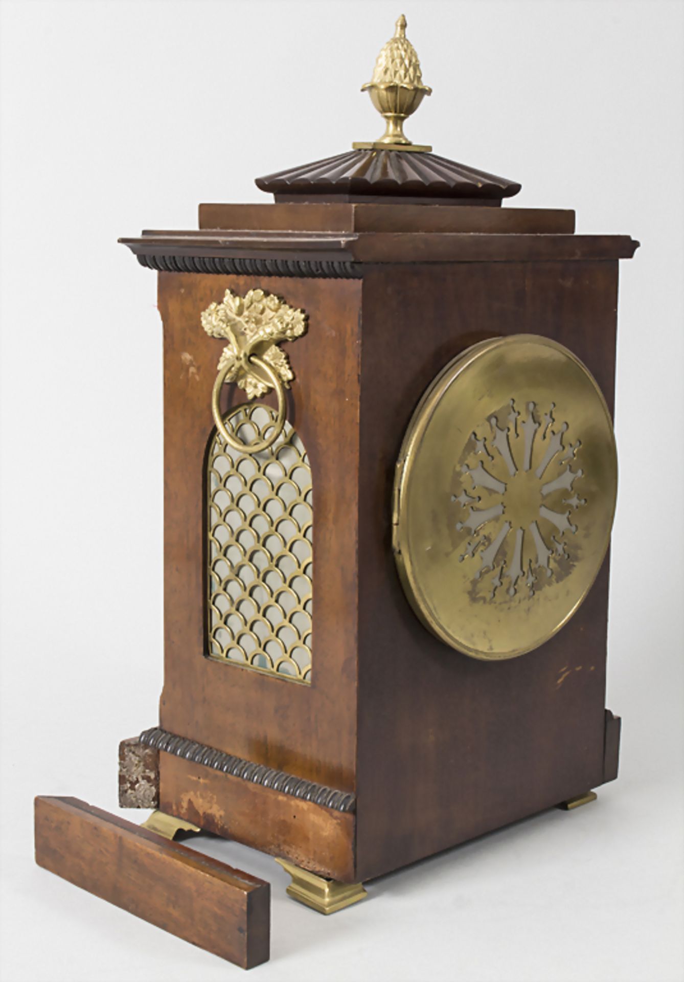 Tischuhr / A clock, WB & Fils, Paris, um 1880Gehäuse: Nussbaum mit seitlichen vergitt - Image 6 of 8