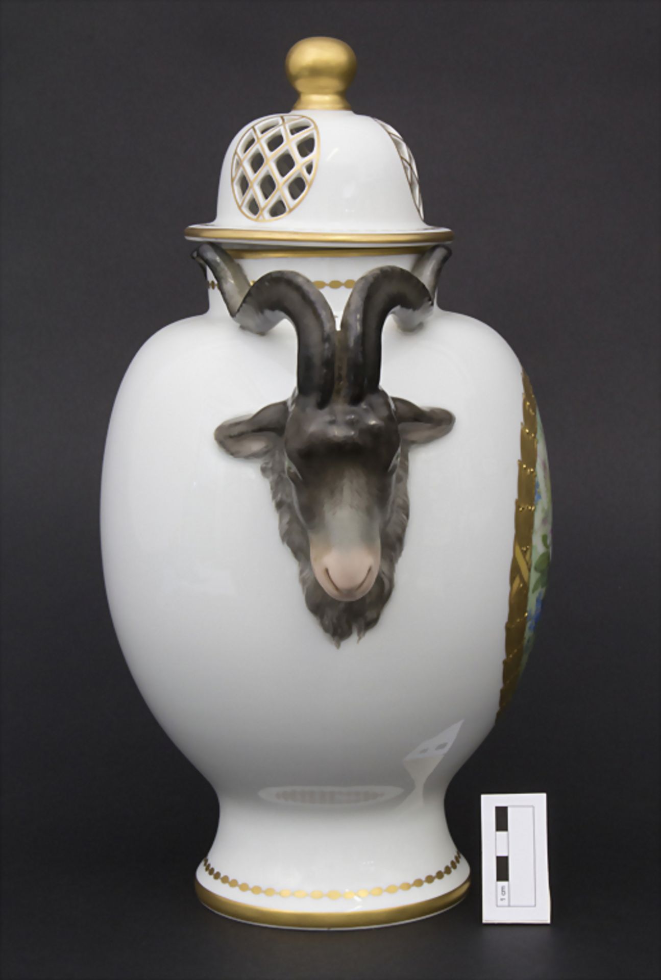 Große Deckelvase mit Lilien und Anemonen / A potpourri vase with ram head handles, Fürstenberg - Image 9 of 12