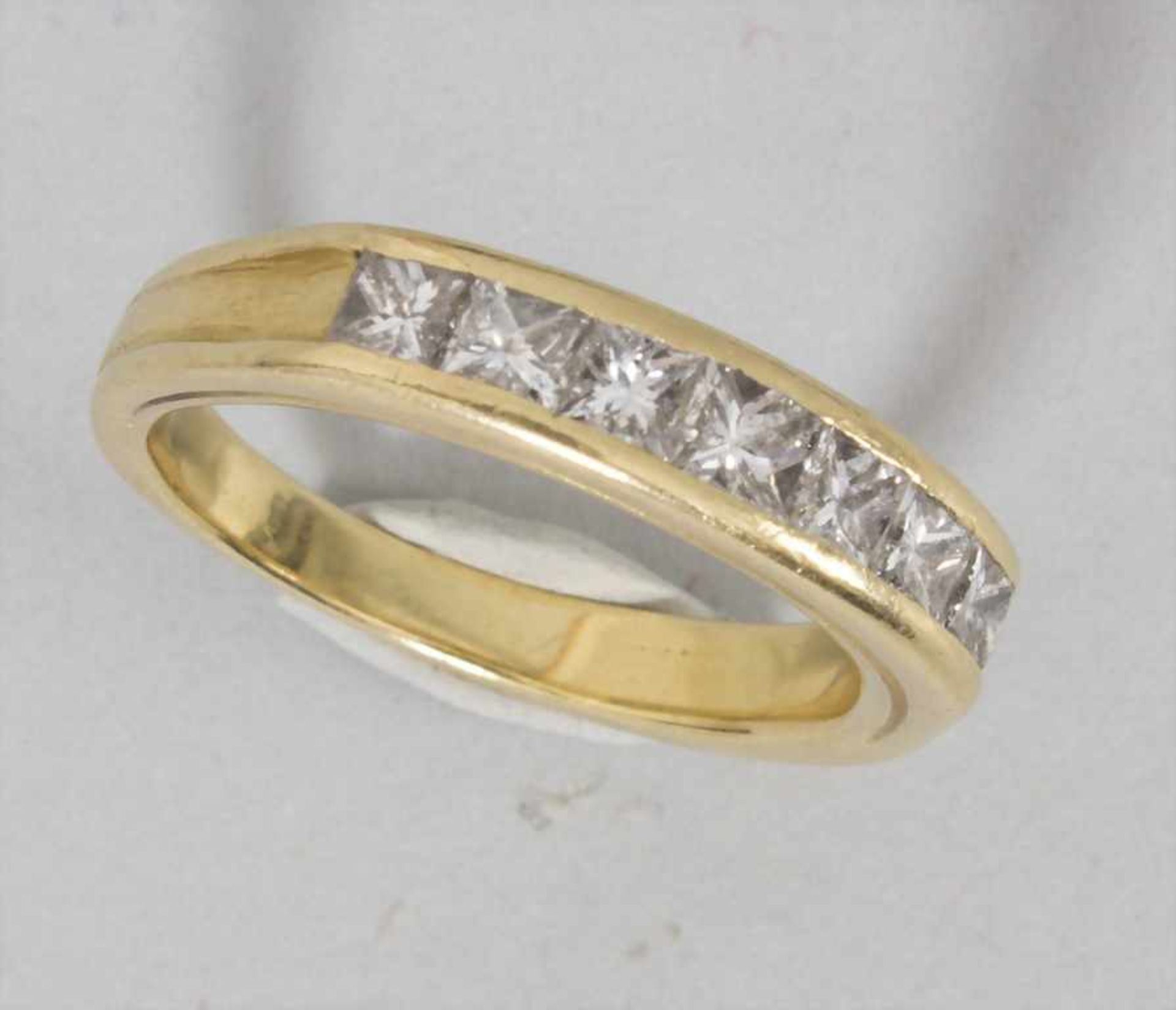 Damenring mit Diamanten / A ladies ring with diamondsMaterial: Gelbgold Au 750/000, 7