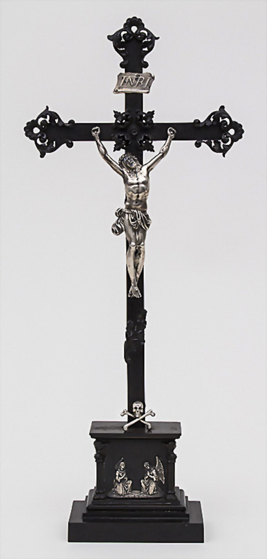 Kruzifix / Crucifix, deutsch, 19. Jh.Material: Berliner Eisen, Silber, Höhe: 52 c