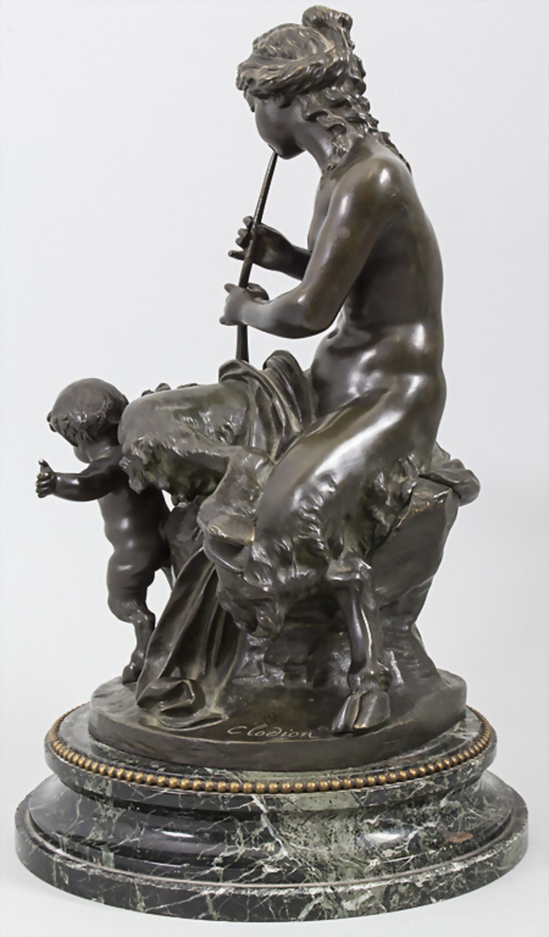 Flötespielende Fauness mit zwei kleinen Faunen / A bronze sculpture of a female faun, Frankreic - Image 3 of 8