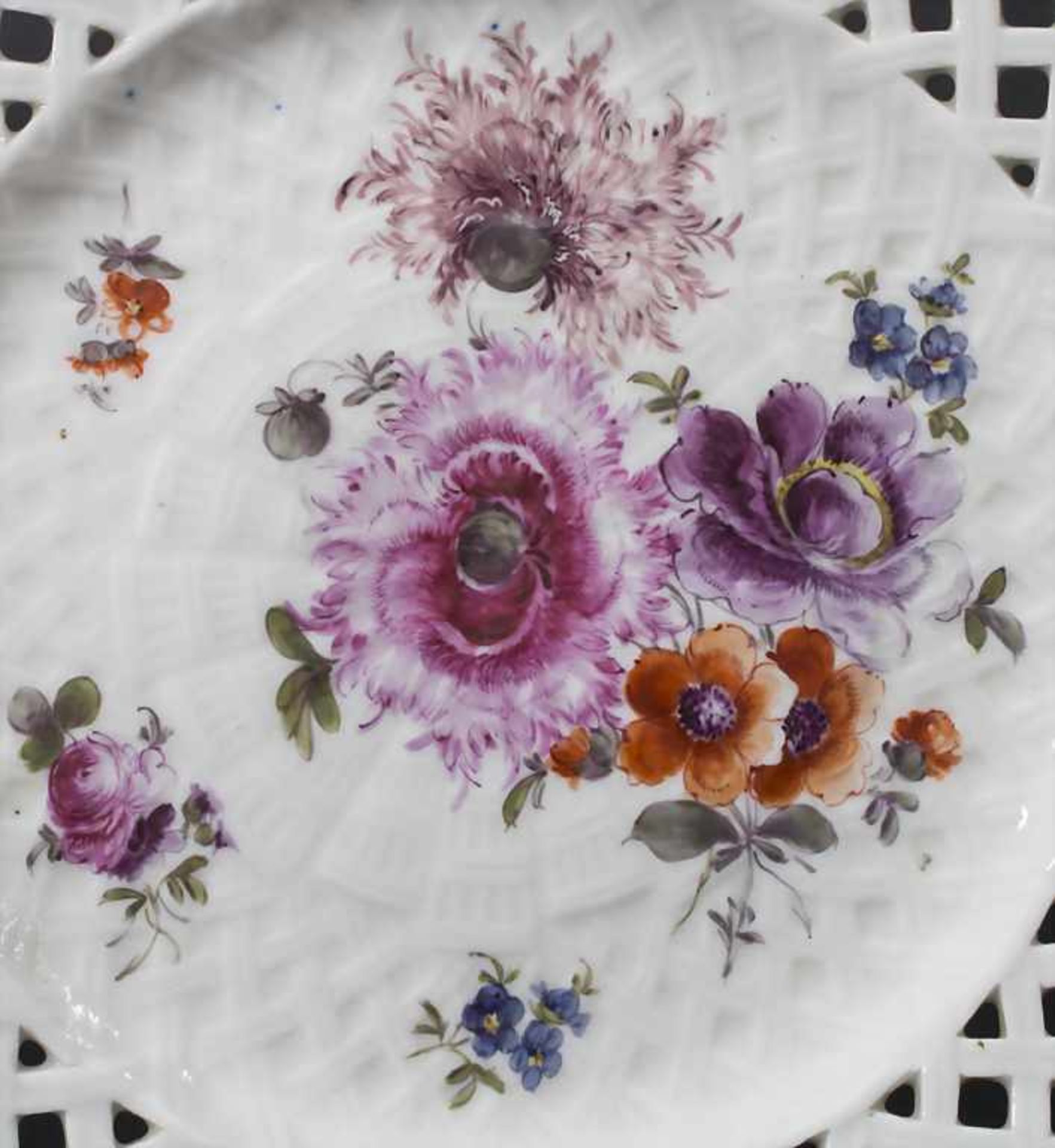 Durchbruchteller mit Blumenmalerei / An openwork plate with flowers, Carl Thieme, Potchappel, um - Bild 2 aus 4