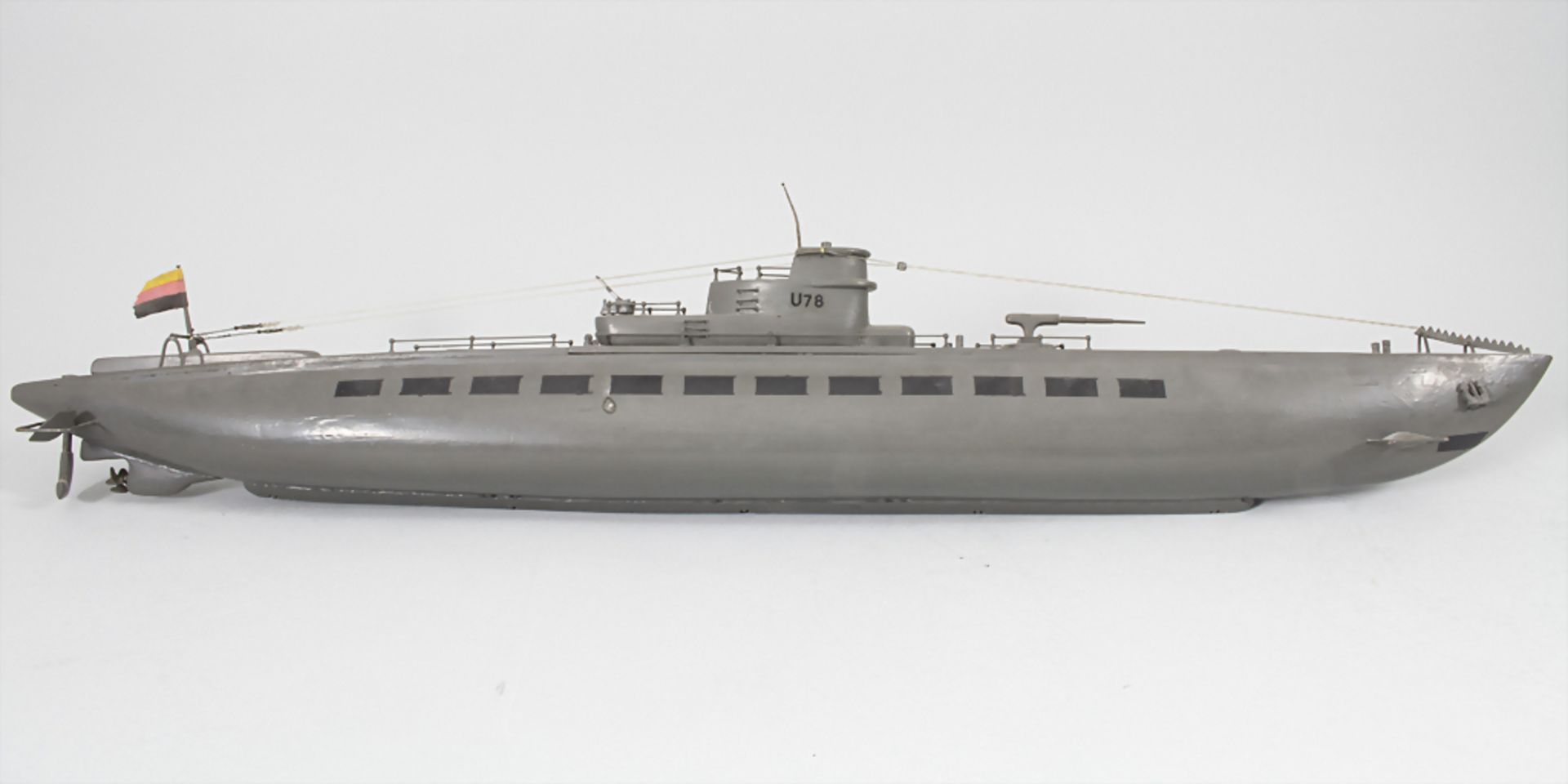 Modell Unterseeboot U-Boot / A model of a submarineMaterial: Holzkorpus, grau und schw - Image 2 of 4