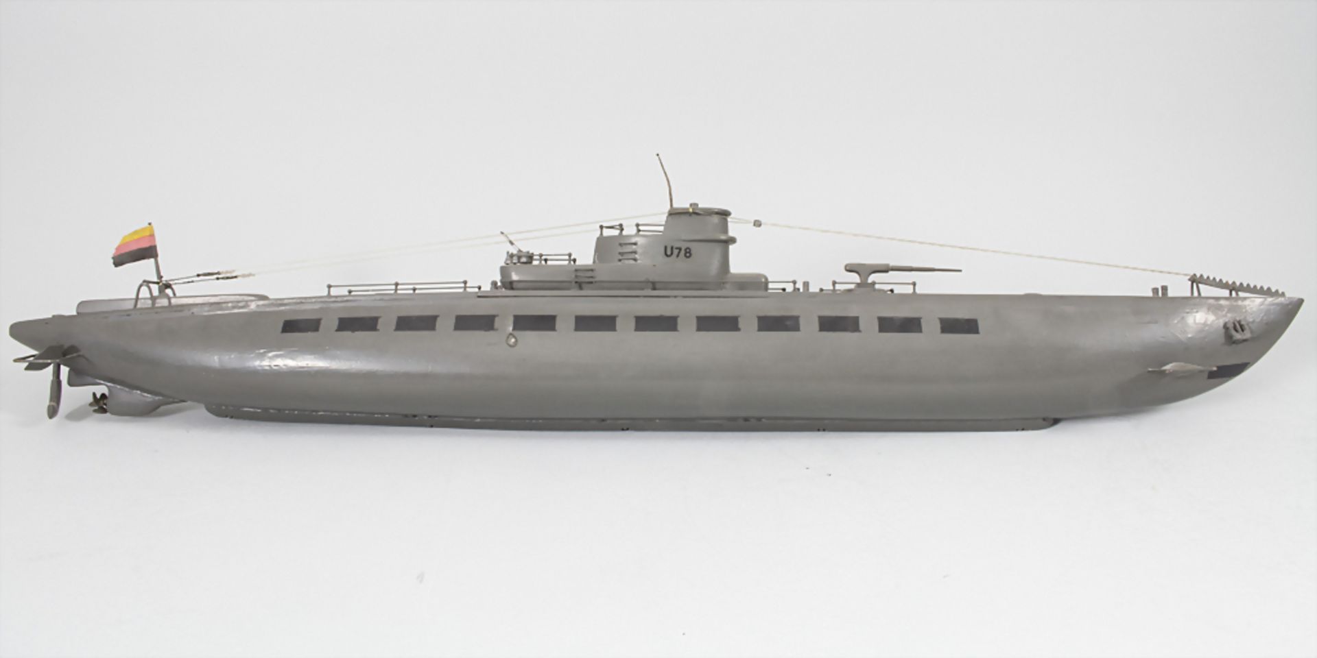 Modell Unterseeboot U-Boot / A model of a submarineMaterial: Holzkorpus, grau und schw - Bild 2 aus 4