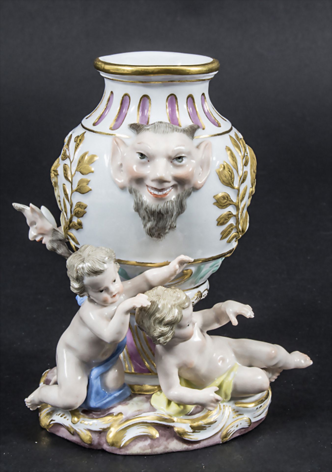 Vase mit Satyr Maskarons und 3 Amoretten / A vase with satyr mascarons and 3 cherubs, Meissen, u - Bild 6 aus 11