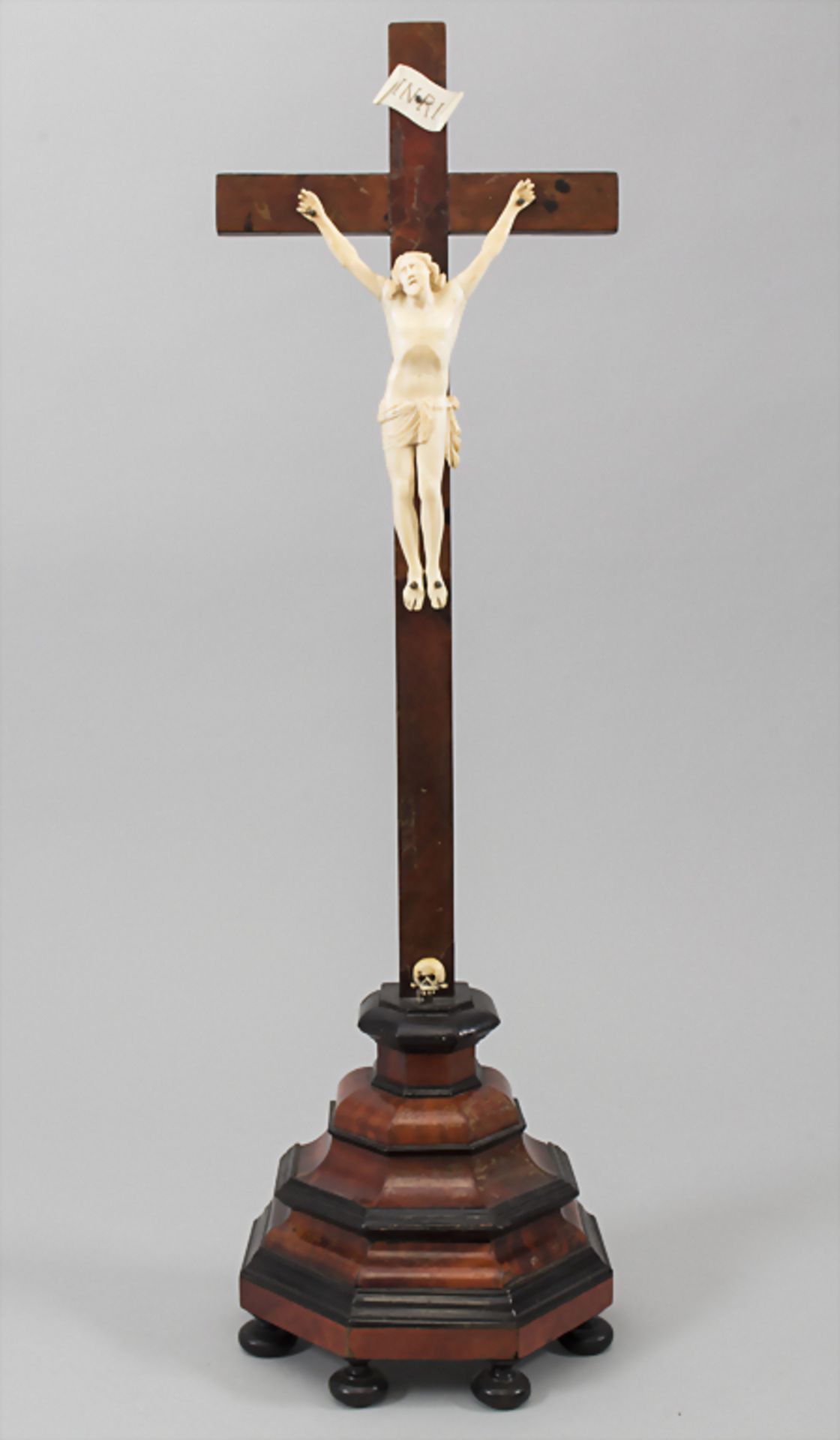 Barock Kruzifix / A Baroque crucifix, 18. Jh.Technik: Elfenbein, geschnitzt, Holzkreu