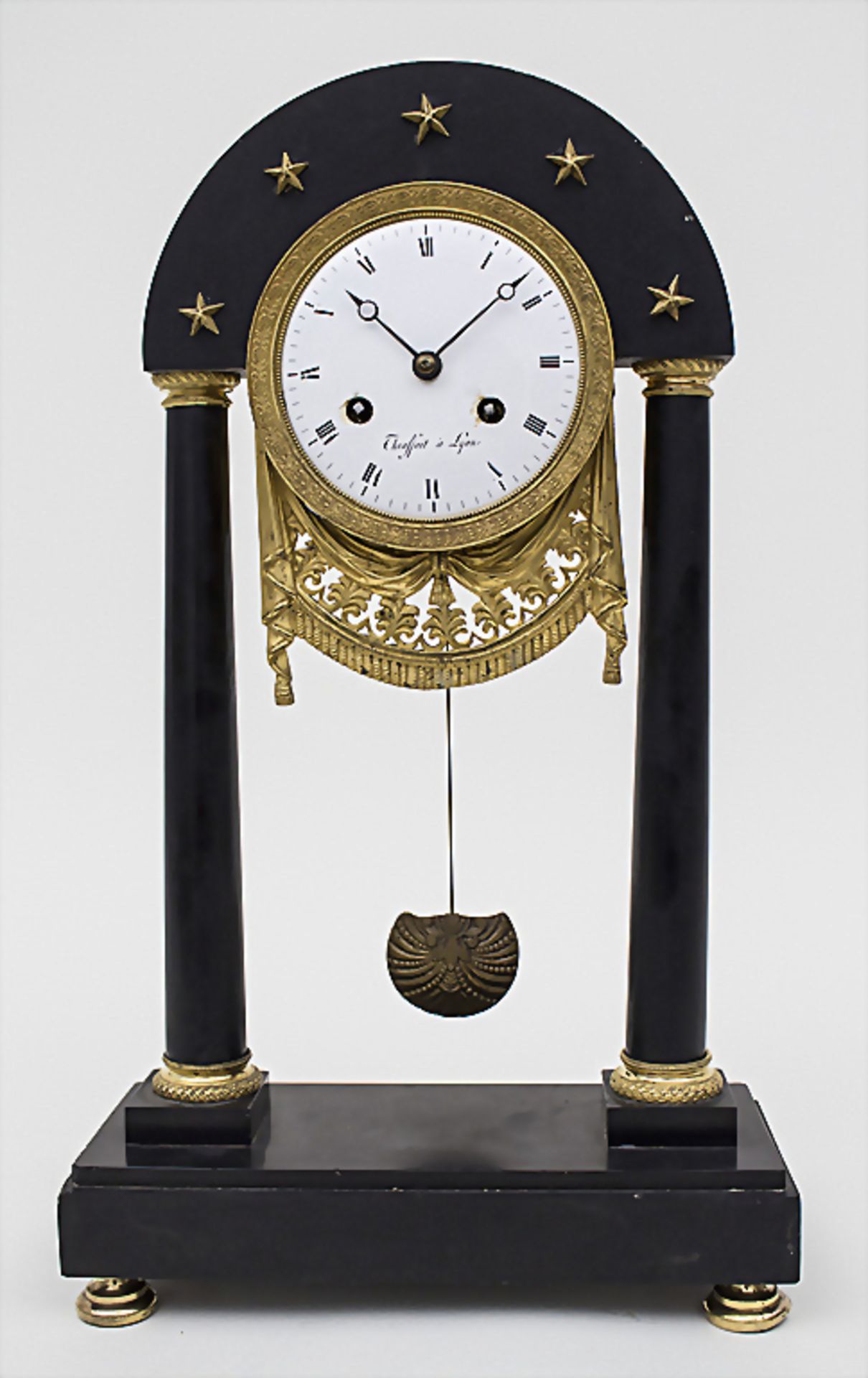 Portal-Pendule, Empire, Chiasfait à Lyon um 1810schwarzer Marmor mit verschiedenen Be