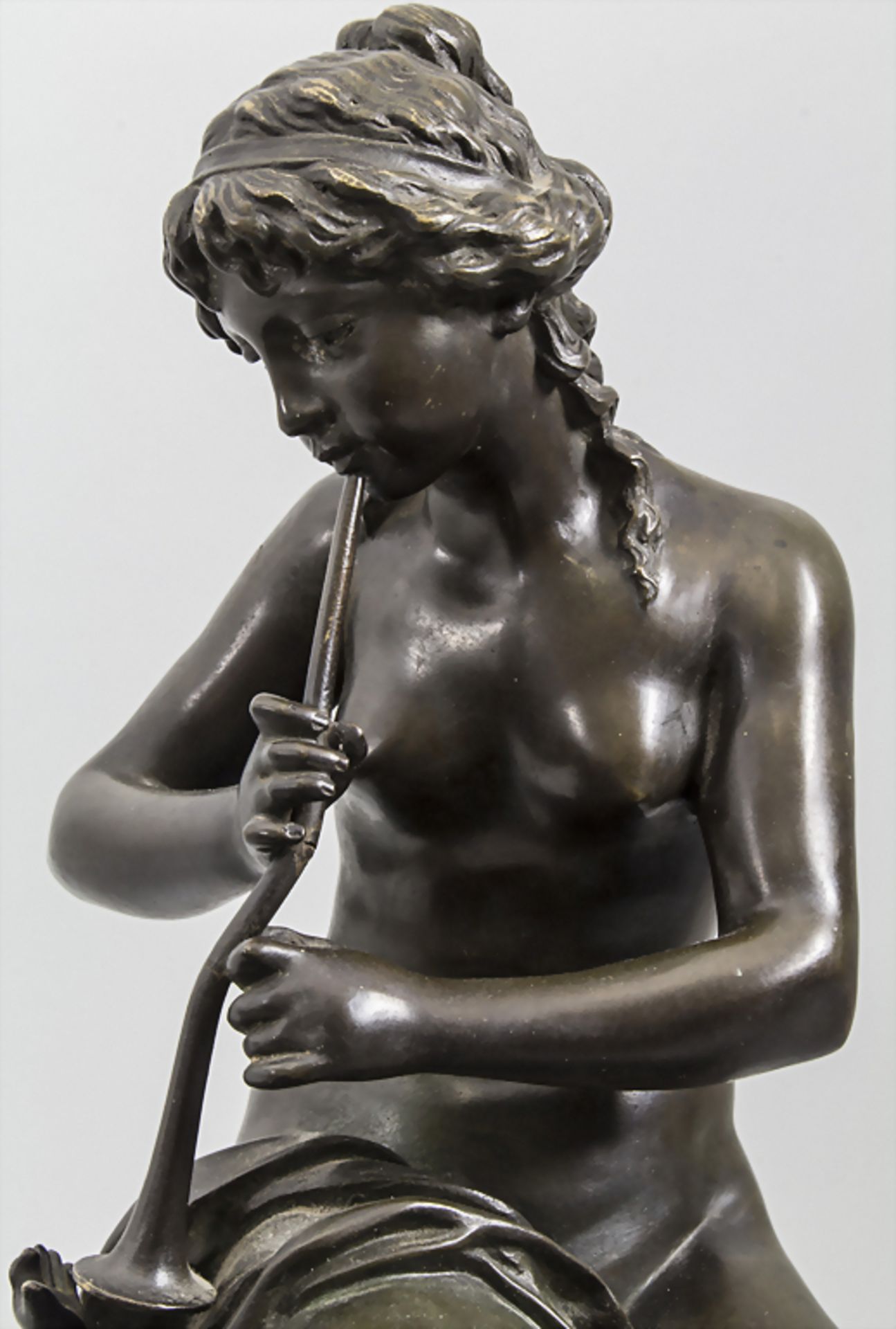 Flötespielende Fauness mit zwei kleinen Faunen / A bronze sculpture of a female faun, Frankreic - Image 7 of 8