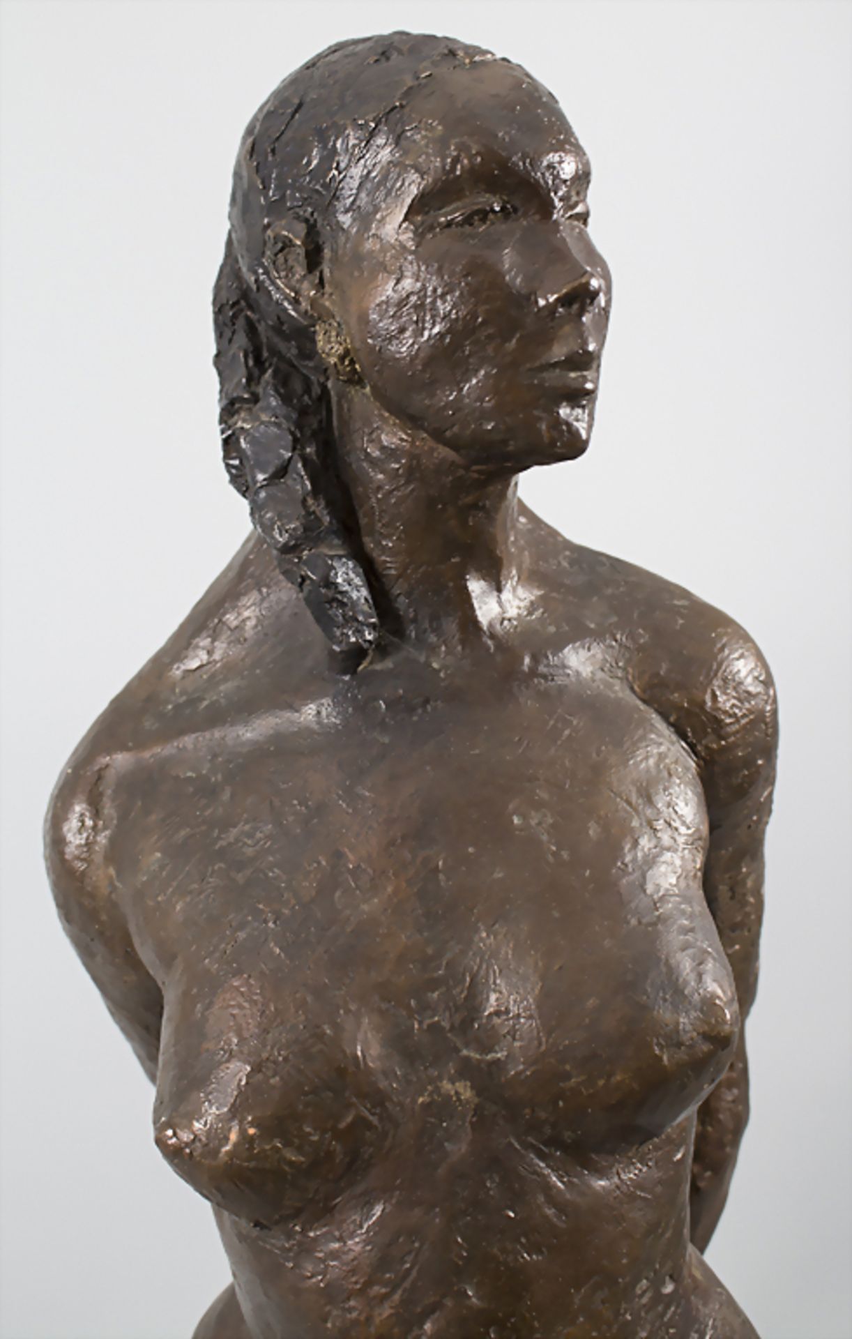 Anita Maison, (1956), stehender weiblicher Akt / A bronze sculpture of a nudeMaterial: - Image 4 of 7