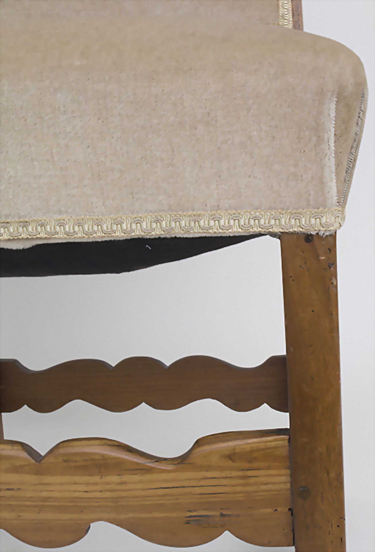 Stuhl mit Veloursbezug / A chair with velour coverMaterial: Holz, Sprungfederpolsterun - Bild 4 aus 4