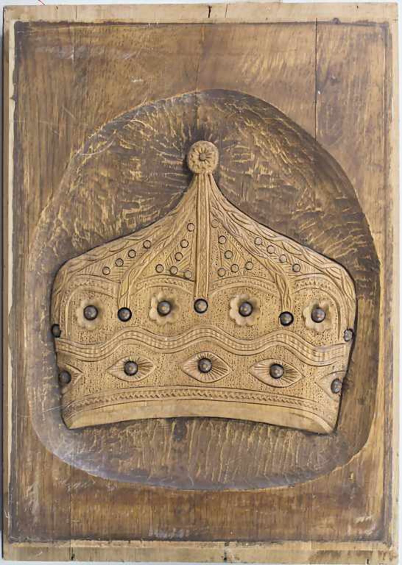 Reliefbild 'Krone' / A relief 'Crown'Technik: Holz, geschnitzt, partiell dunkel lasier