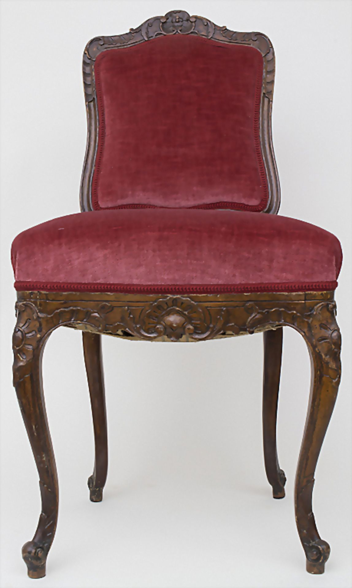 Rokoko-Stuhl mit Rocaillendekor / A Rococo chair with rocaillesMaterial: Holz, geschni
