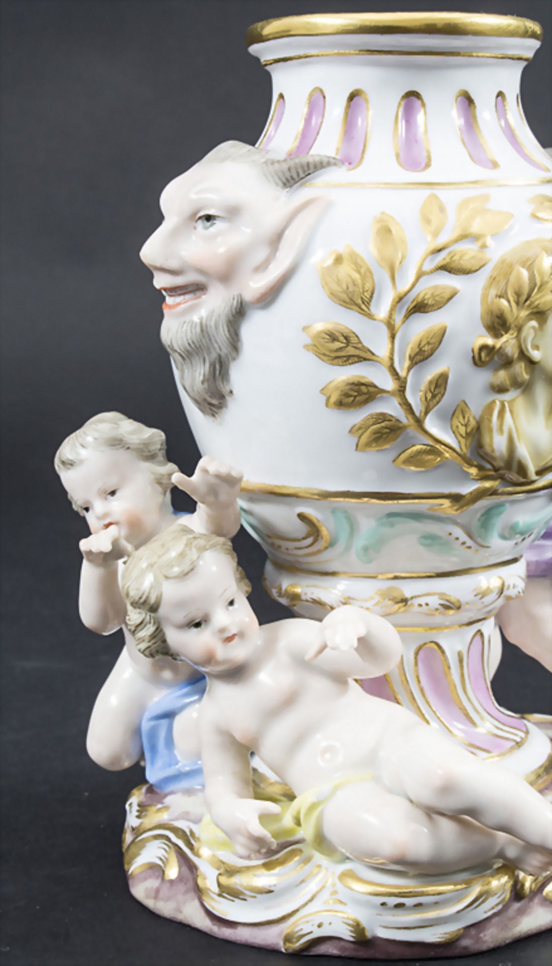 Vase mit Satyr Maskarons und 3 Amoretten / A vase with satyr mascarons and 3 cherubs, Meissen, u - Bild 3 aus 11