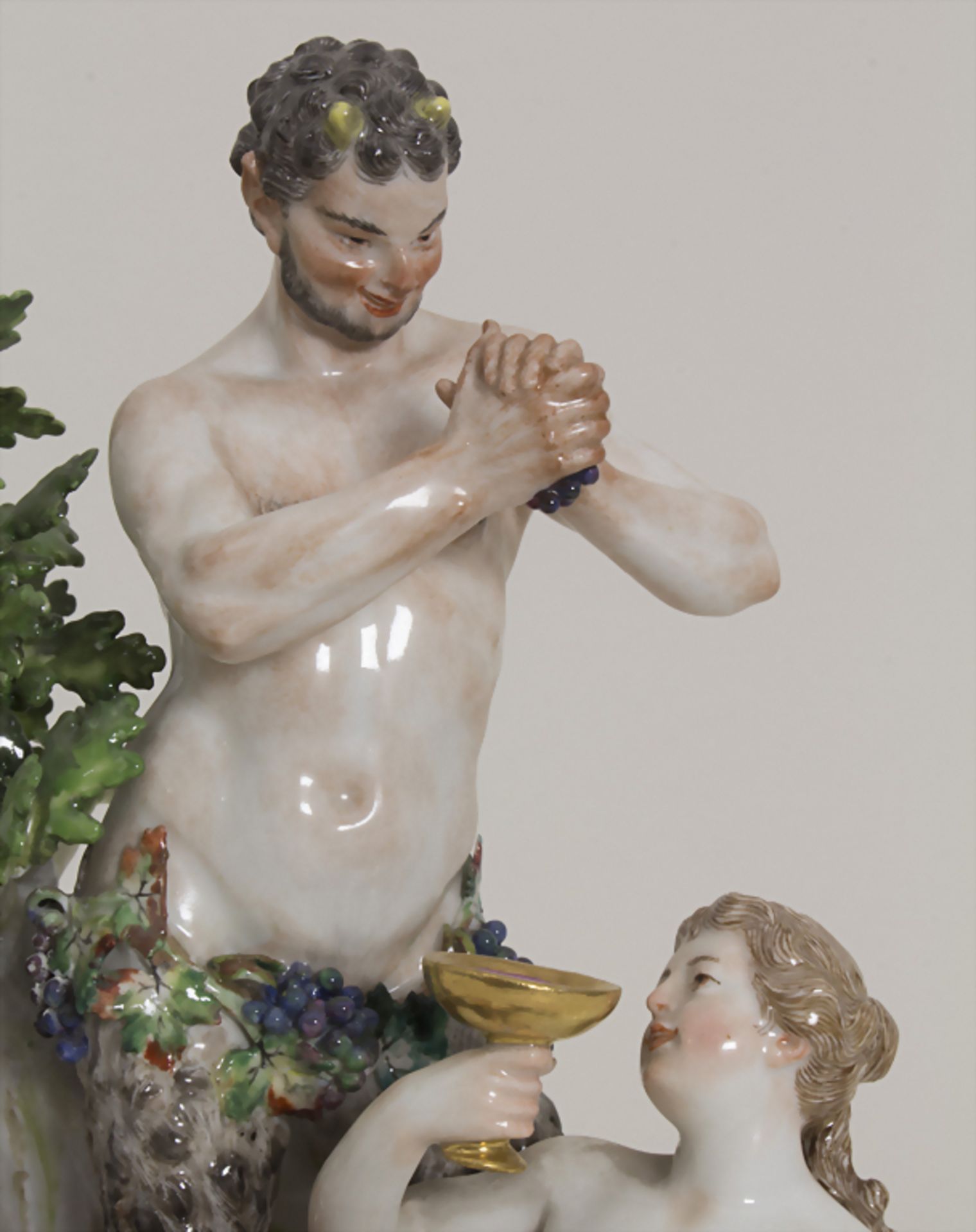 Figurengruppe 'Bacchantin und Faune' / A porcelain group 'A Bacchante with 2 Satyrs', Meissen, 1 - Bild 6 aus 8