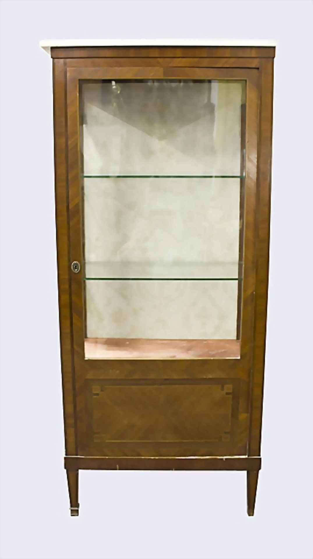 Vitrine / Glas Cabinet, um 1920Holz furniert. Rechteckiger Korpus auf hohen Beinen, ei