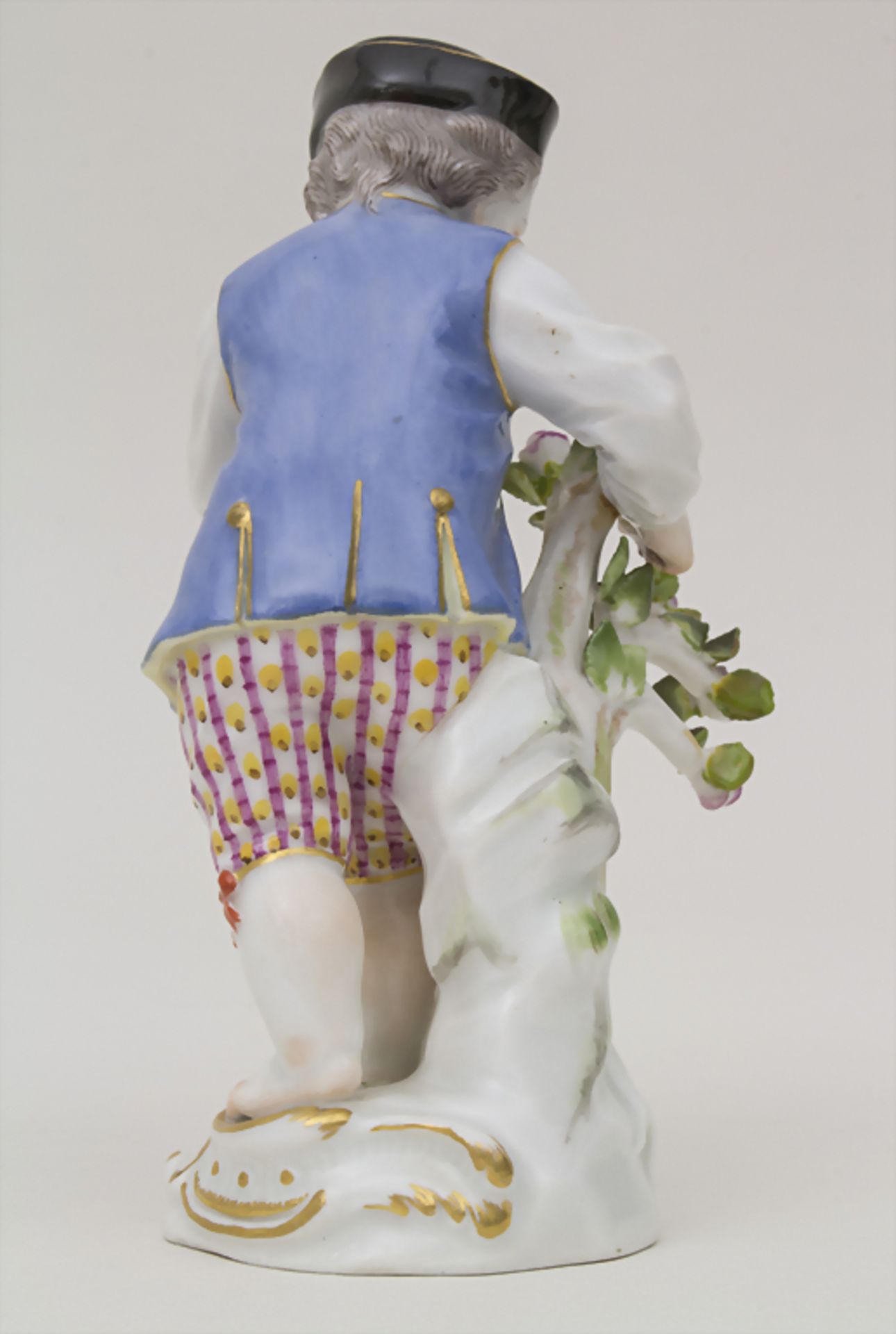 Gärtnerkind 'Rosen schneidender Knabe' / A gardener child 'Rose cutting boy', Meissen, 1950 - Image 3 of 5