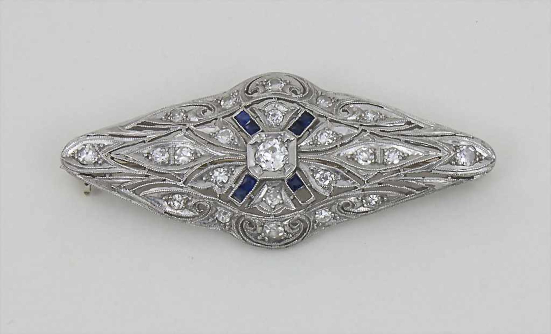 Diamant-Saphir-Brosche / Diamond-Sapphire BroochMaterial: Weißgold 750/000 18 Kt, 23