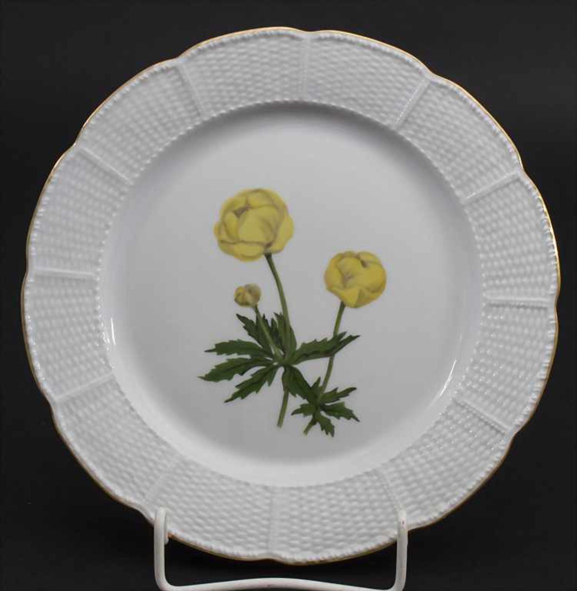 Teller mit Korbflechtrand und Trollblumen / A plate with globeflowers, Rudolf Sieck, Nymphenburg