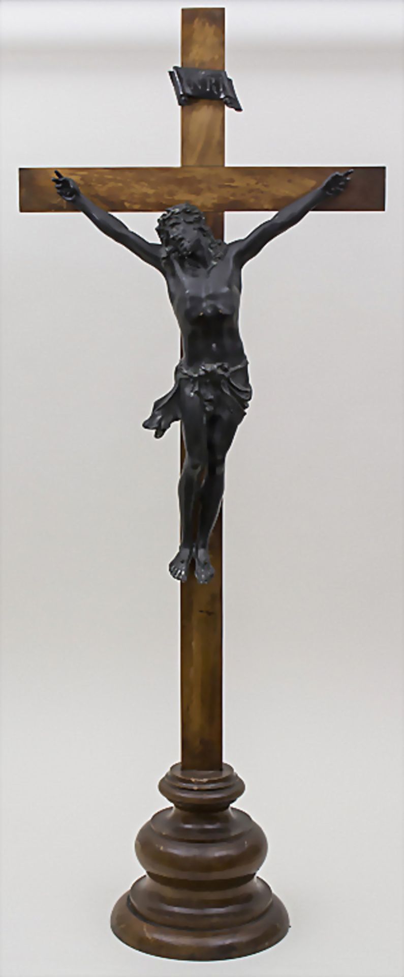 Großes Kruzifix / A large Crucifix, Frankreich, um 1900Technik: Bronze, patiniert, au