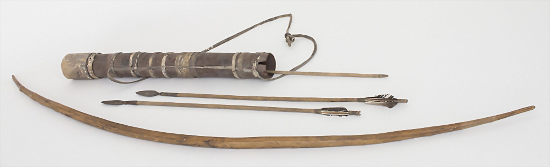 Bogen mit 3 Pfeilen im Köcher / A bow and 3 arrows in quiverMaterial: Holz, Metall, L