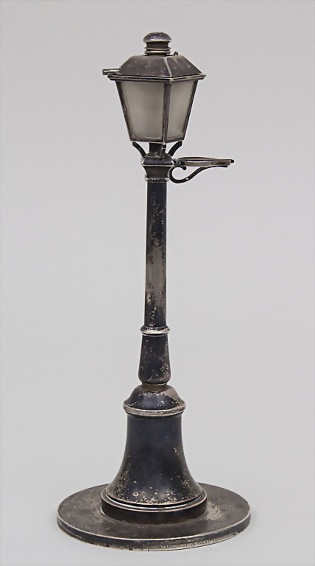 Laterne als Petroleumlampe / A petroleum lantern, Paris, um 1910Material: Silber 950,<