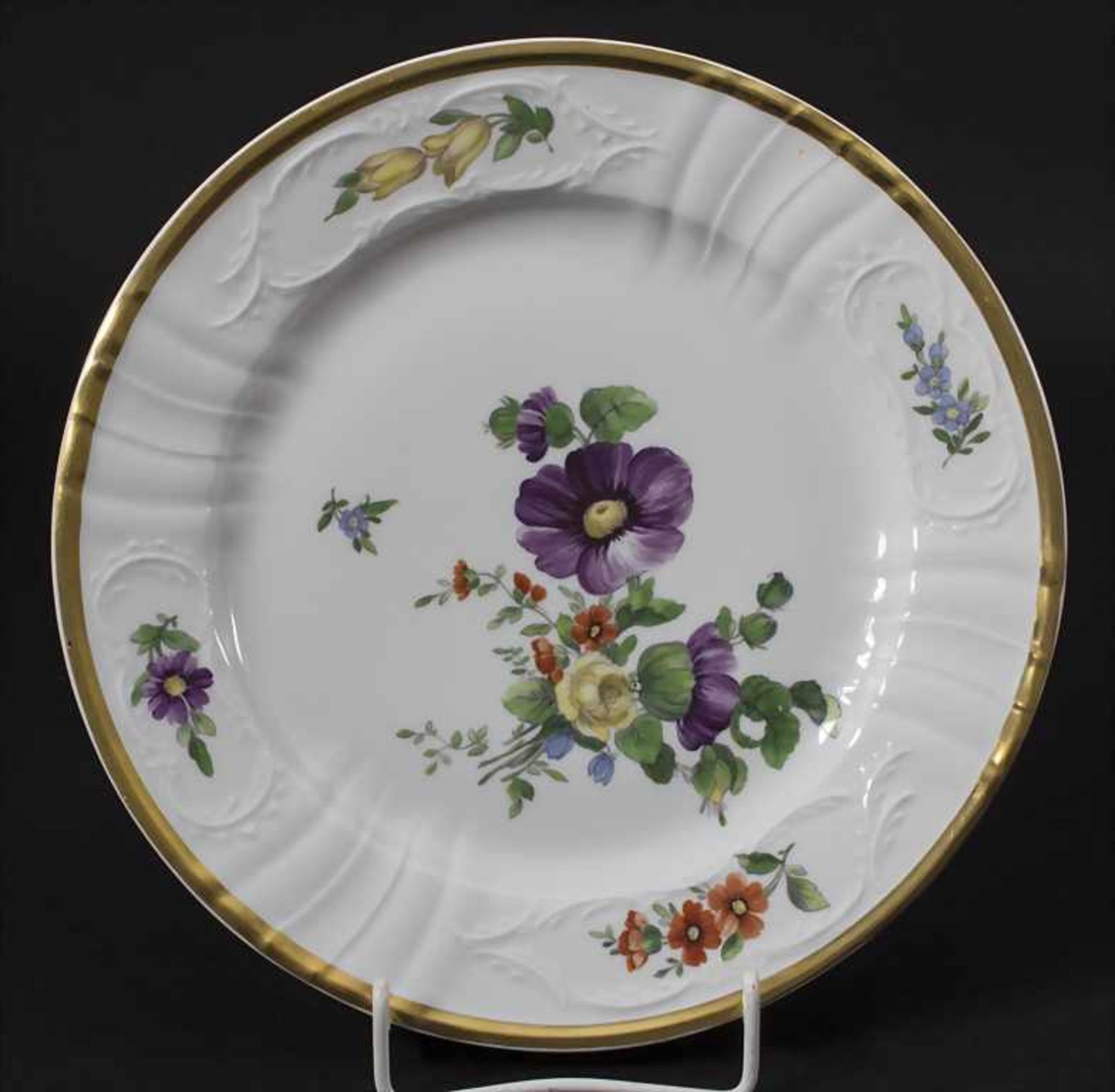 Teller mit Blumen / A plate with flowers, Royal Copenhagen, um 1920Material: Porzellan