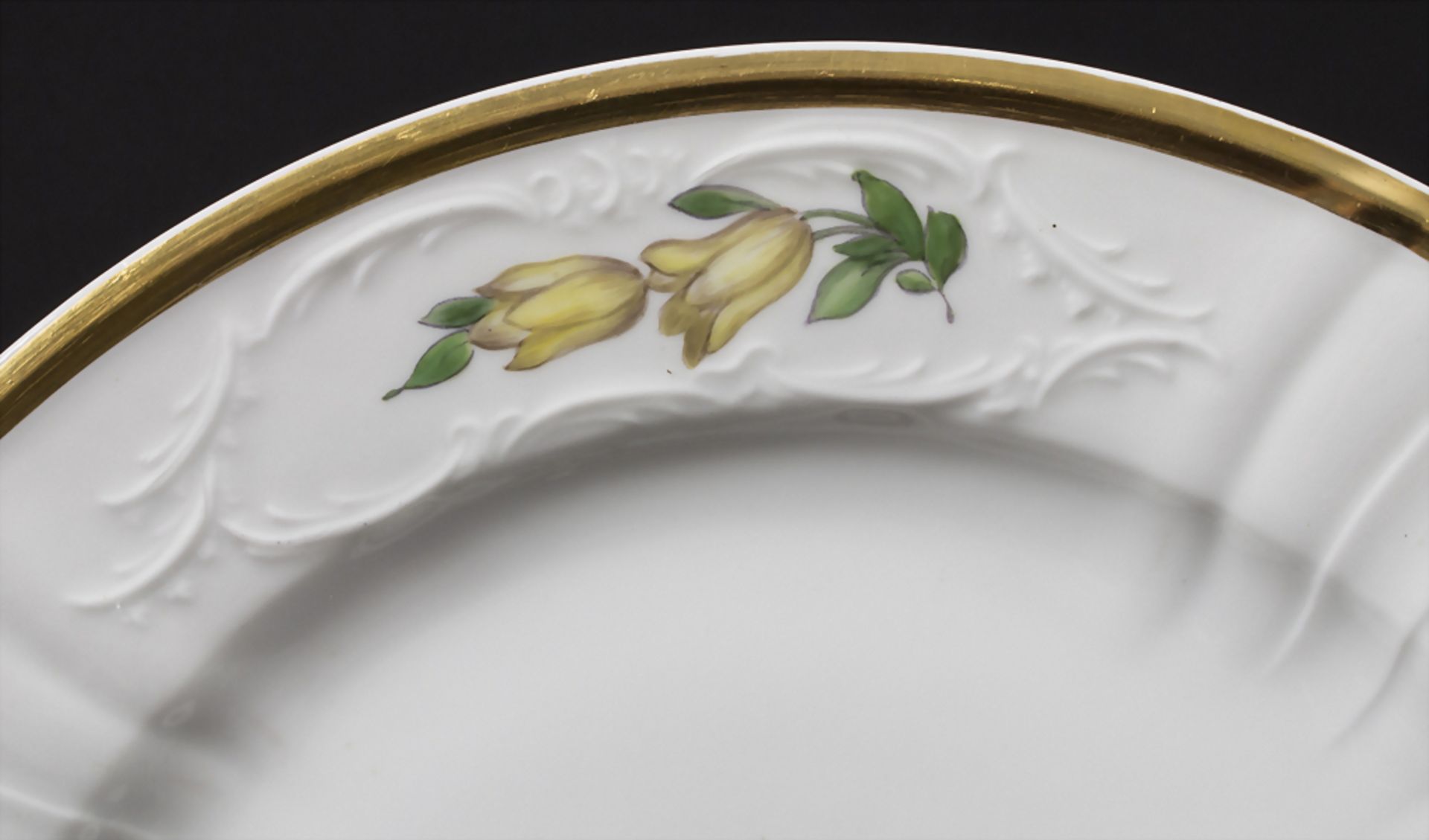 Teller mit Blumen / A plate with flowers, Royal Copenhagen, um 1920Material: Porzellan - Bild 3 aus 5