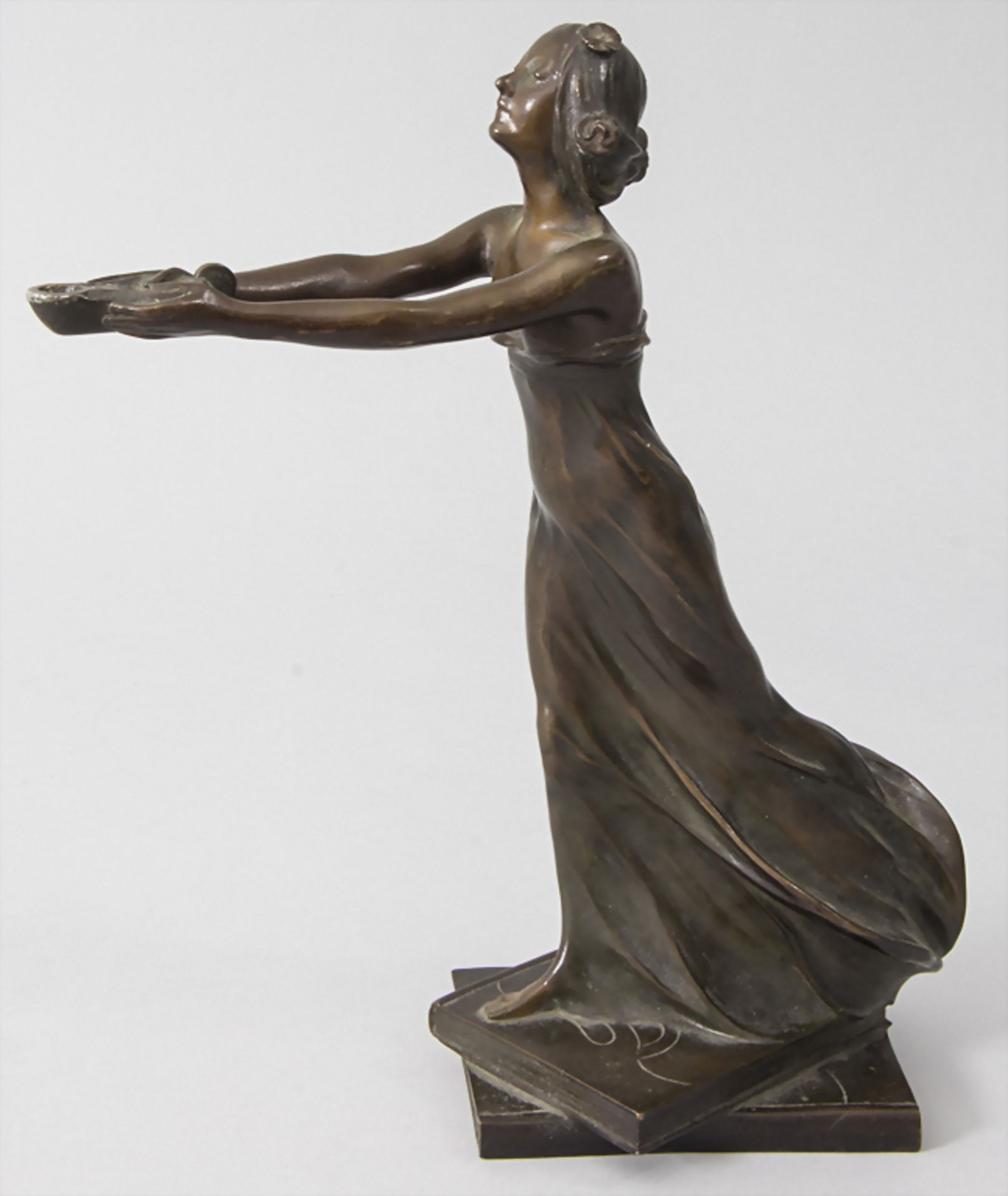 Jugendstil Bronze 'Mädchen mit Öllampe' / An Art Nouveau bronze of a young woman holding an oi - Bild 2 aus 6