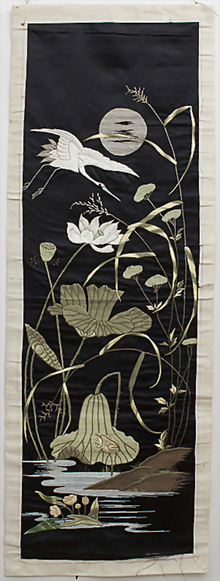 Seiden-Wandbehang 'Kranich'/ A silk wall hanging 'Crane', China, 1. Hälfte 20. Jh.Mat