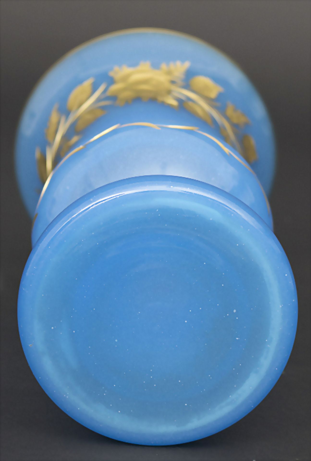 Kratervase mit Rosenzweigen / A vase with rose branchesMaterial: hellblaues Glas, gold - Image 3 of 3