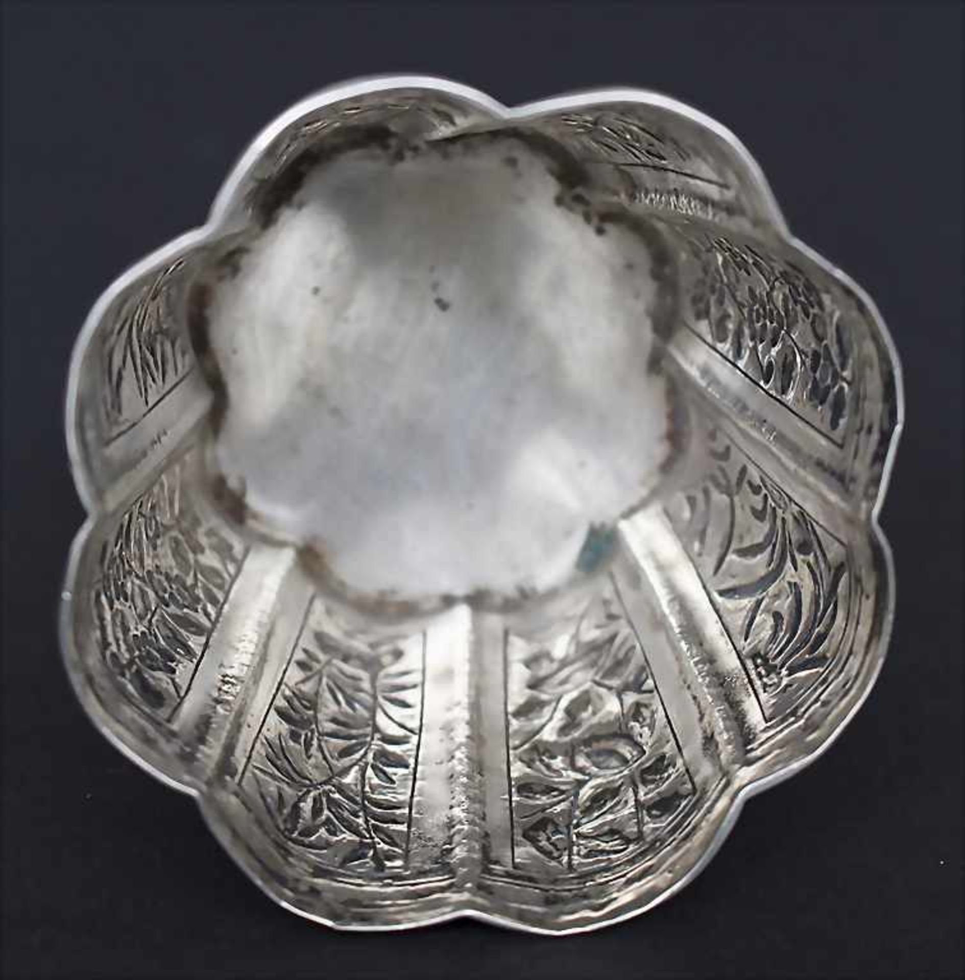Achtpassiger Becher / A Chinese export silver beaker, wohl Bao Ying, Canton, China, um 1900< - Bild 7 aus 7