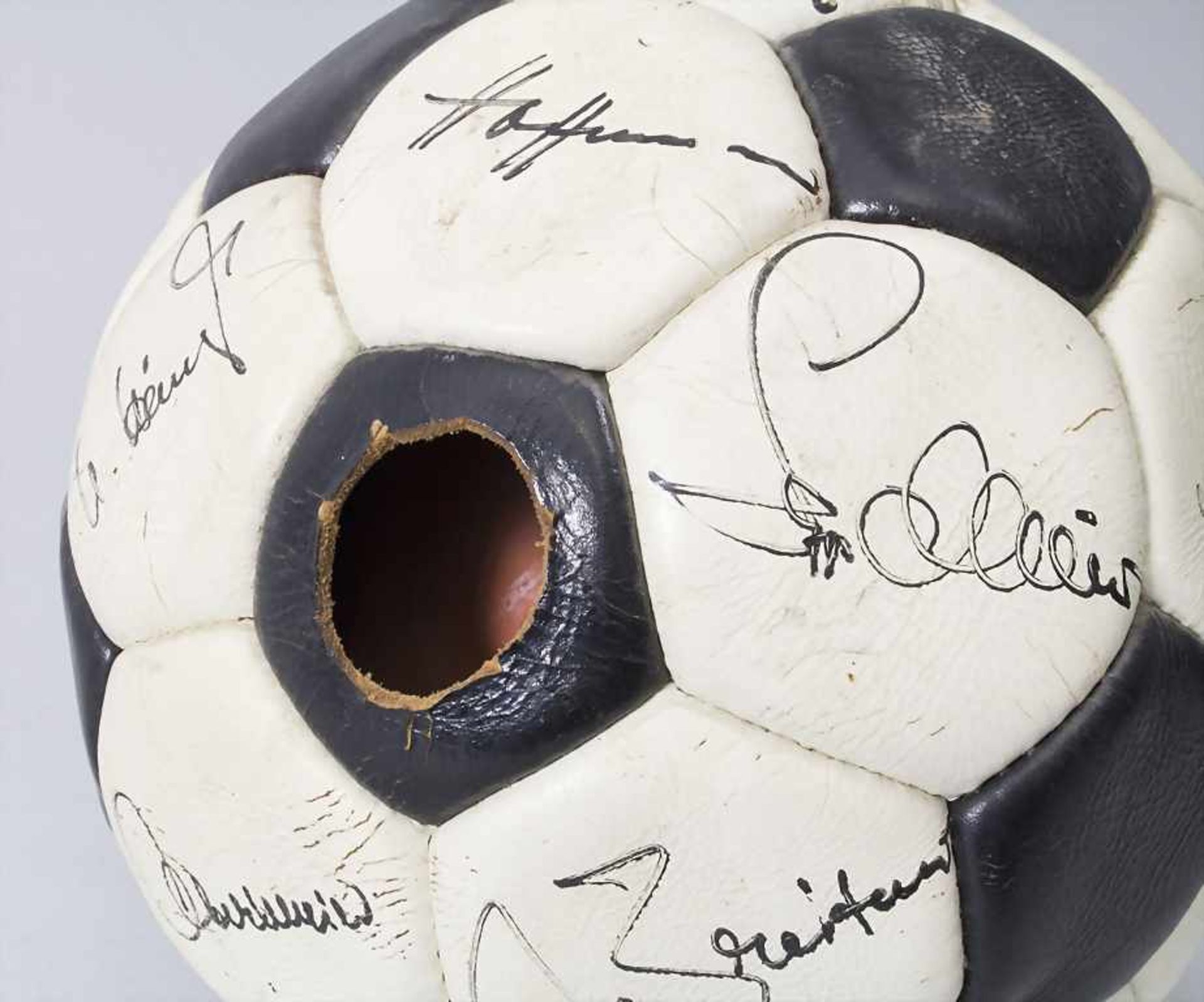 Fußball mit Autogrammen / A soccer ball with autographs, FC Bayern München, 1972-1974<br / - Bild 4 aus 4